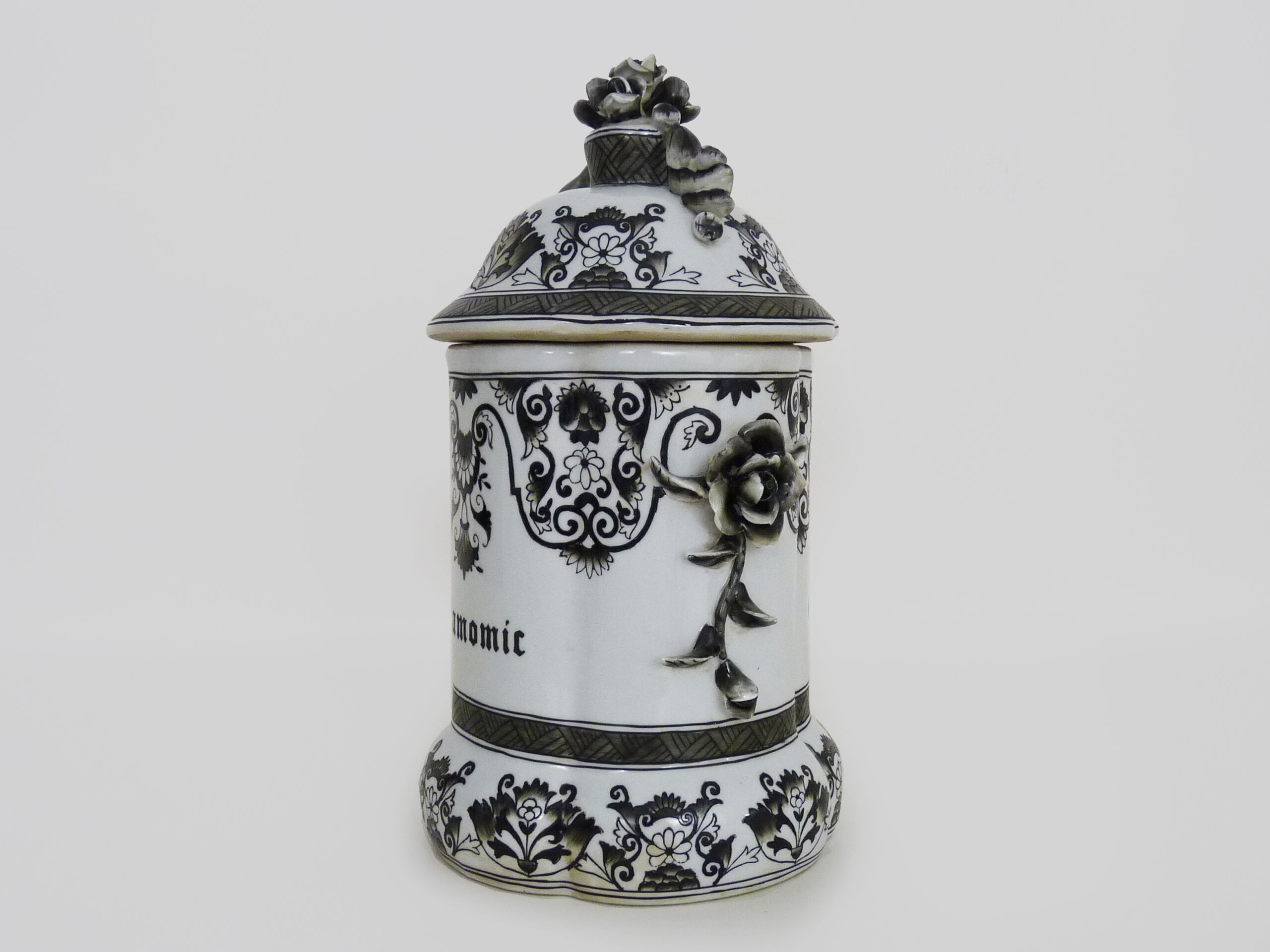 Chasonic porcelain medicine jar, hand painted. XIXth