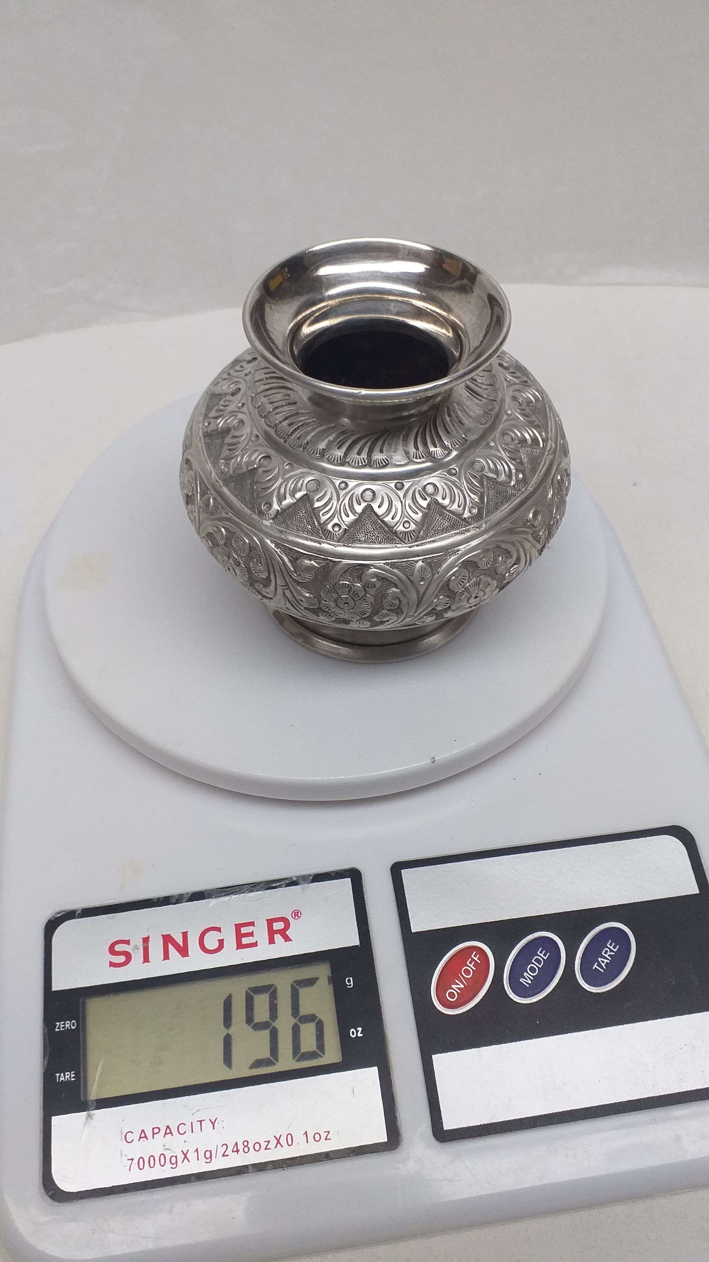 900 solid silver domed vase with floral motifs 196g