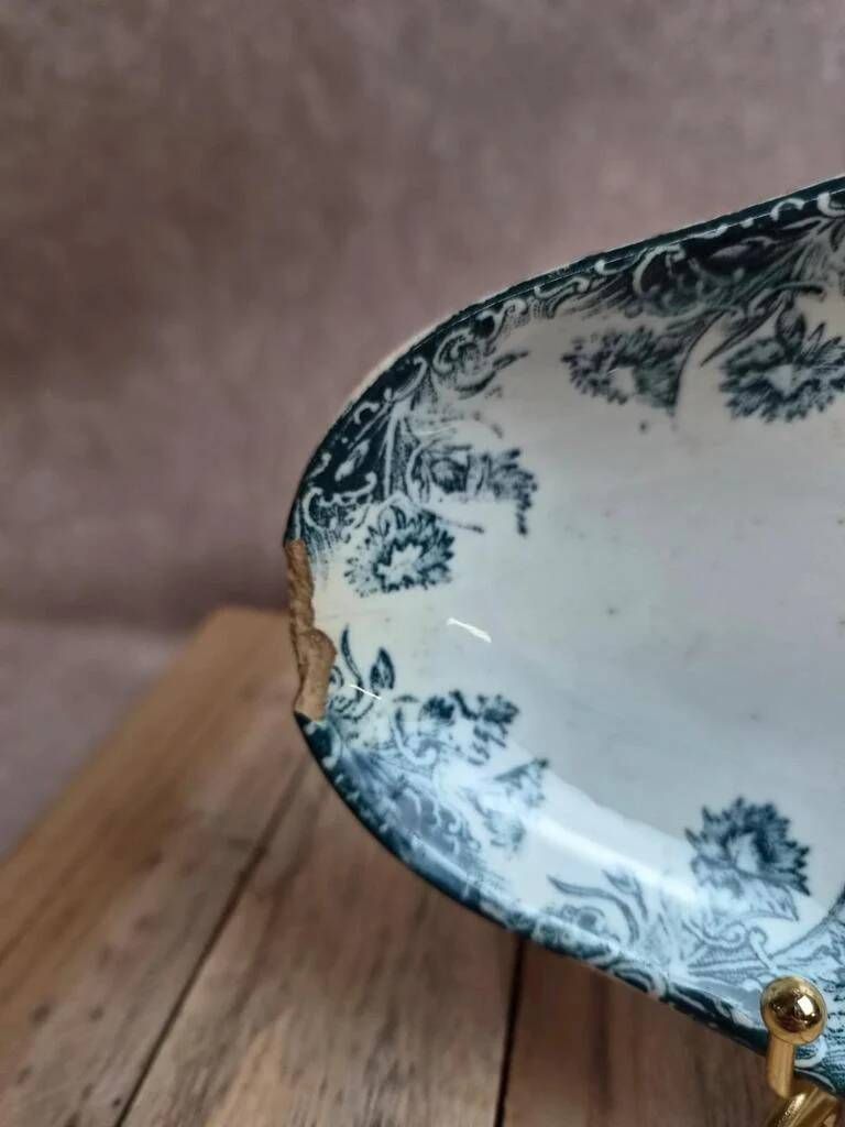 Ravier iron earth Sté Amandinoise – model Eyelets – old blue decoration