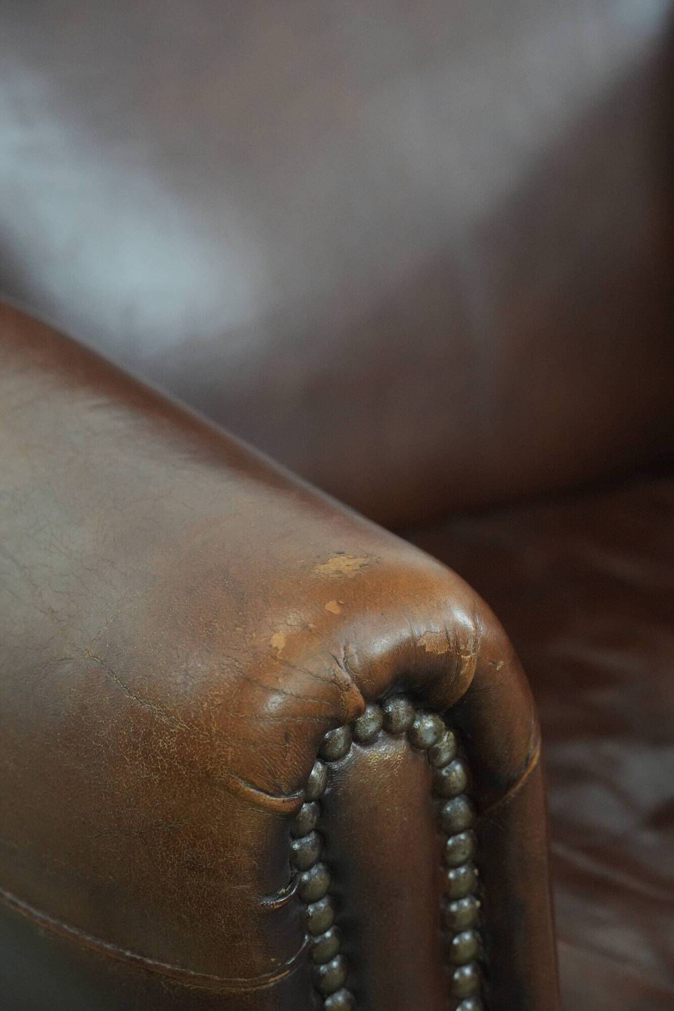 Ensemble de deux fauteuils en cuir de mouton vintage au caractère marqué.