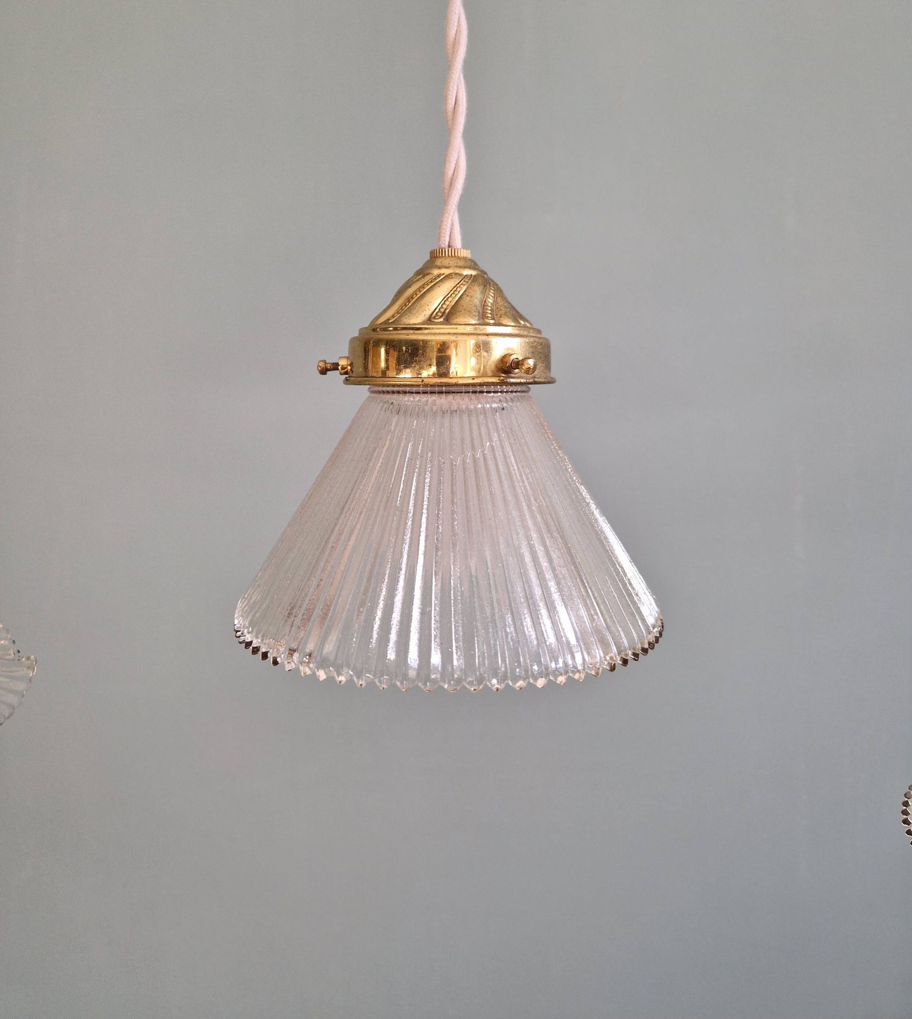 Trio of Art Deco grooved glass pendant lights, 1920s-30s