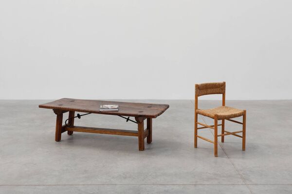 Table basse brutaliste espagnole du XVIIe siècle en bois et fer forgé