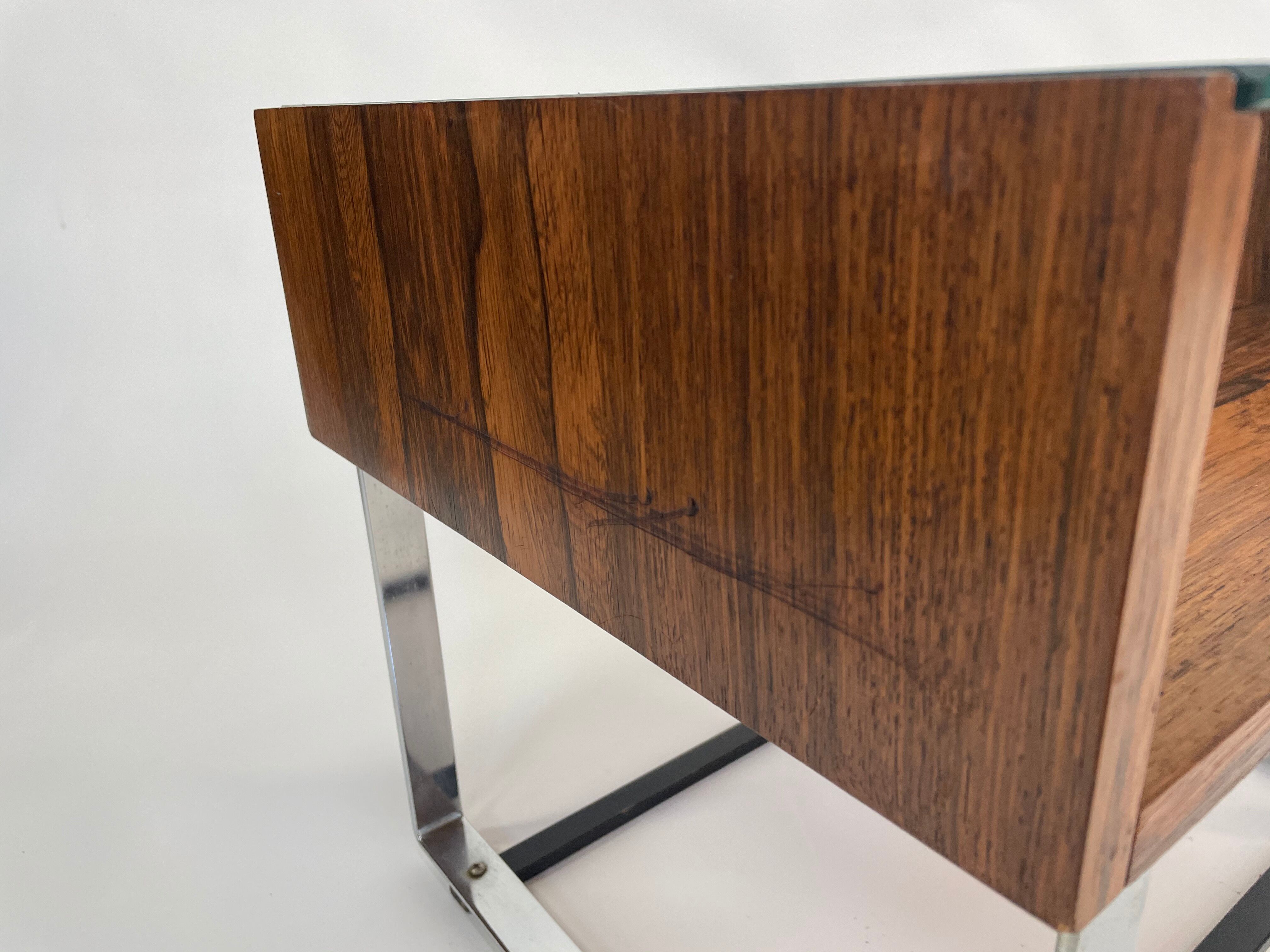 Table d'appoint vintage en palissandre verre chromé 1960 design