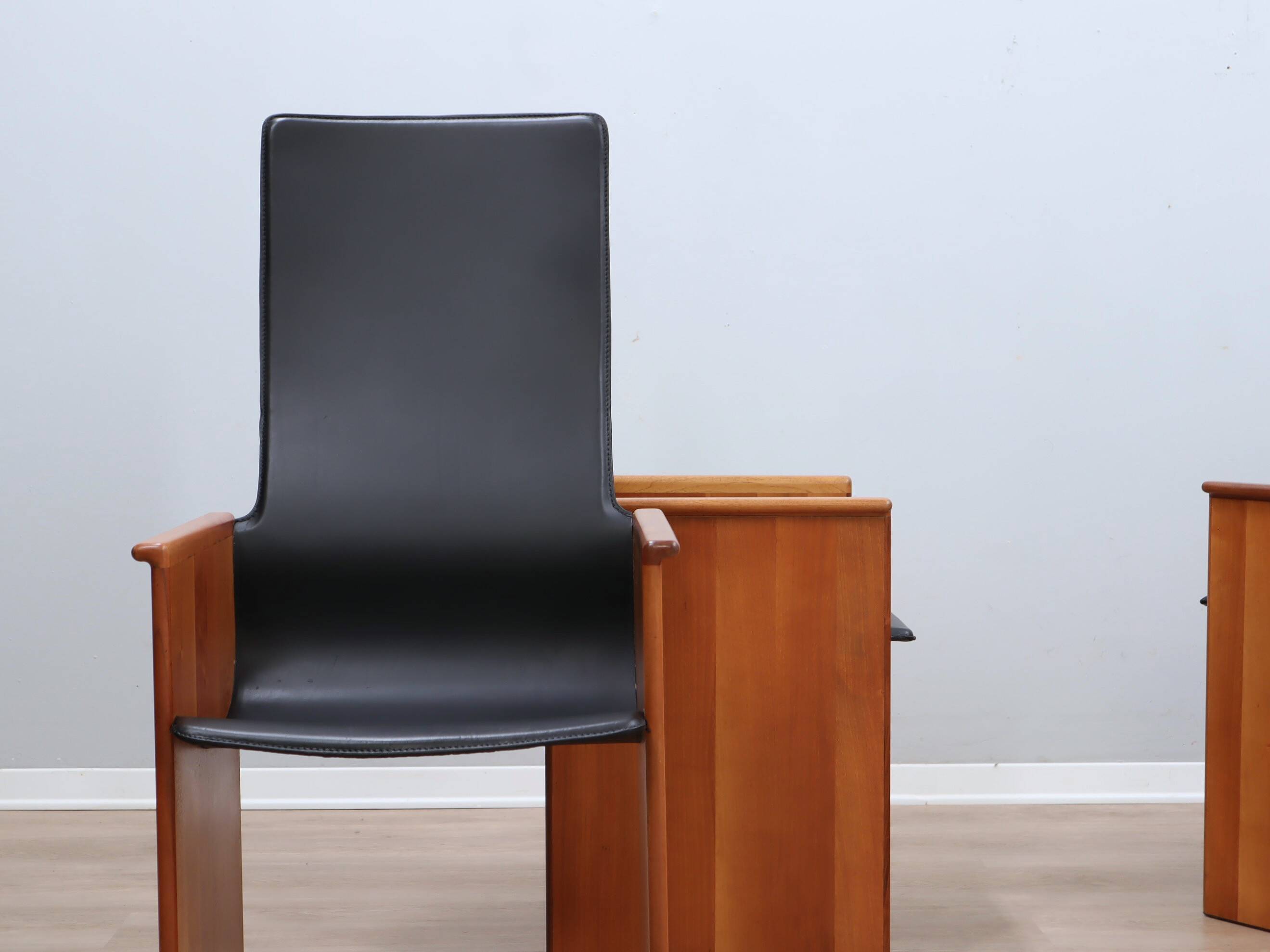 Set of 4 Segesta walnut and black letaher chairs Stildomus 1970s