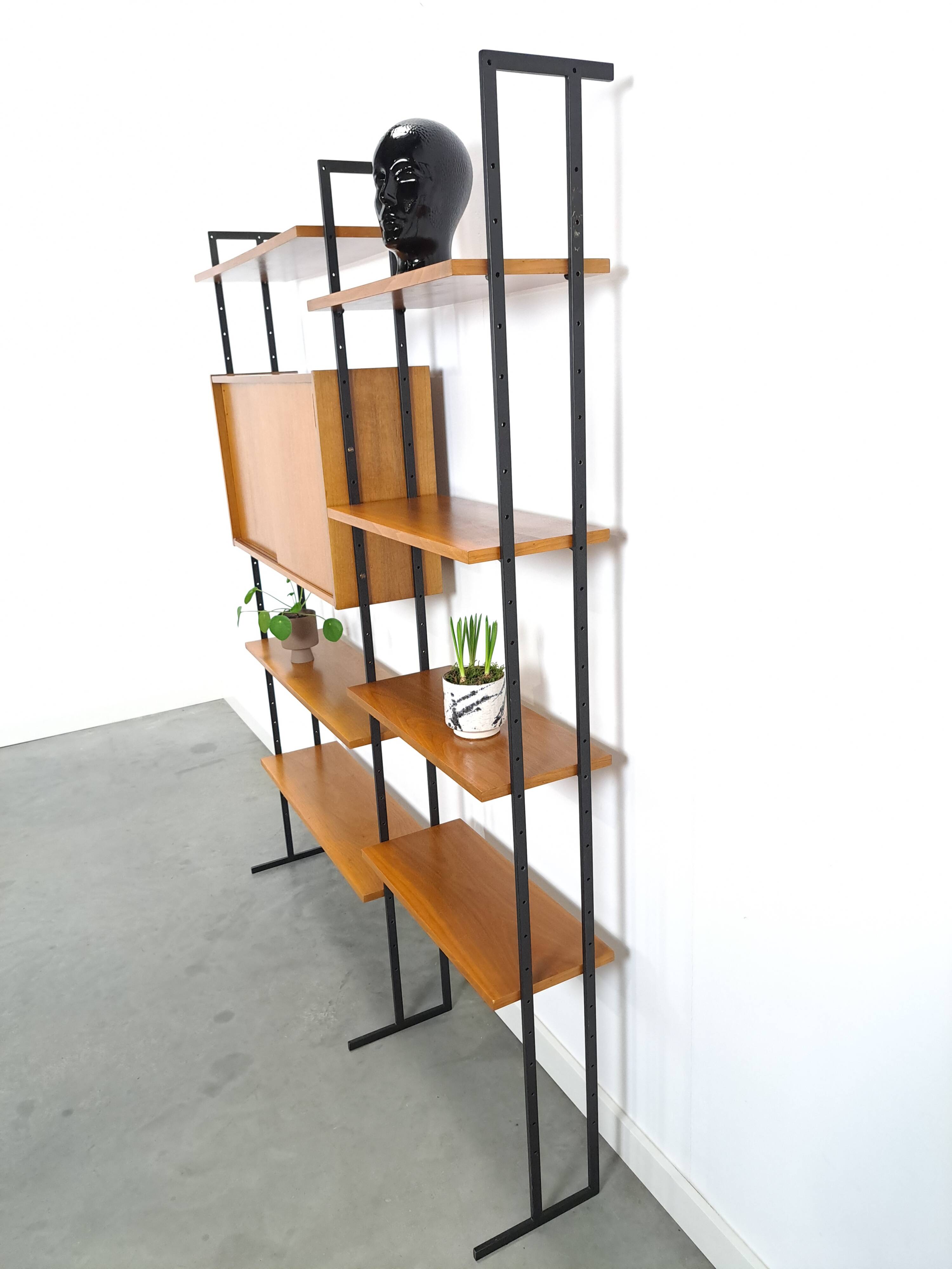 Modulair Omnia wandsysteem, Hilker, teak en zwart staal met legplanken