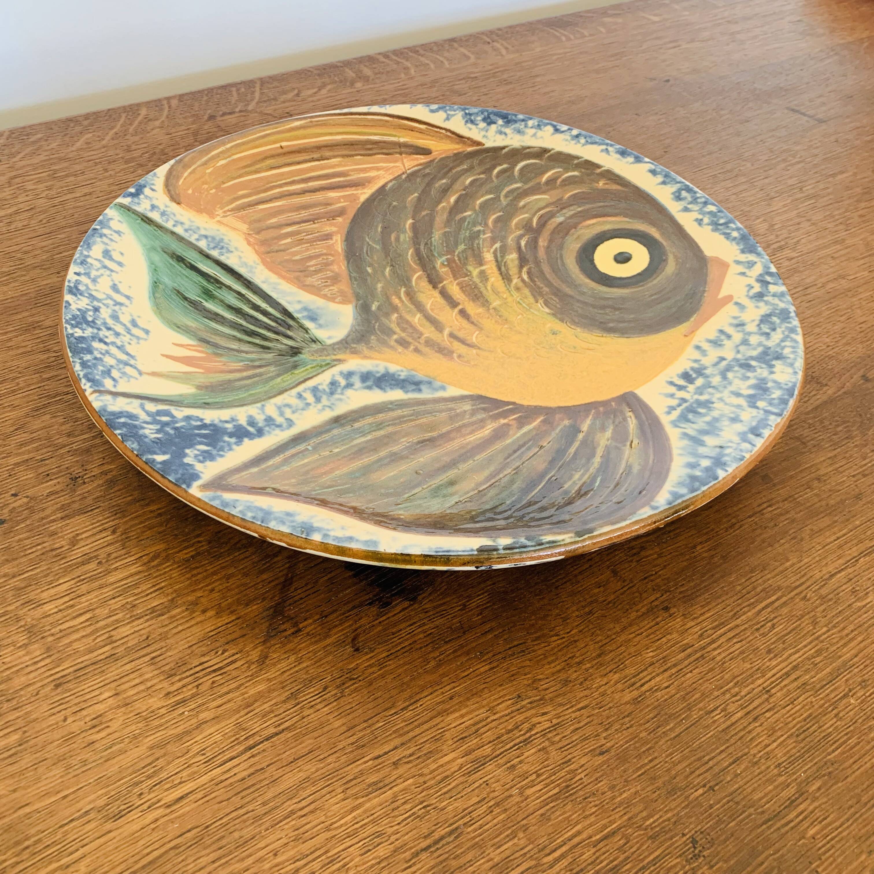 Large dish with fish decoration Puigdemont Spain