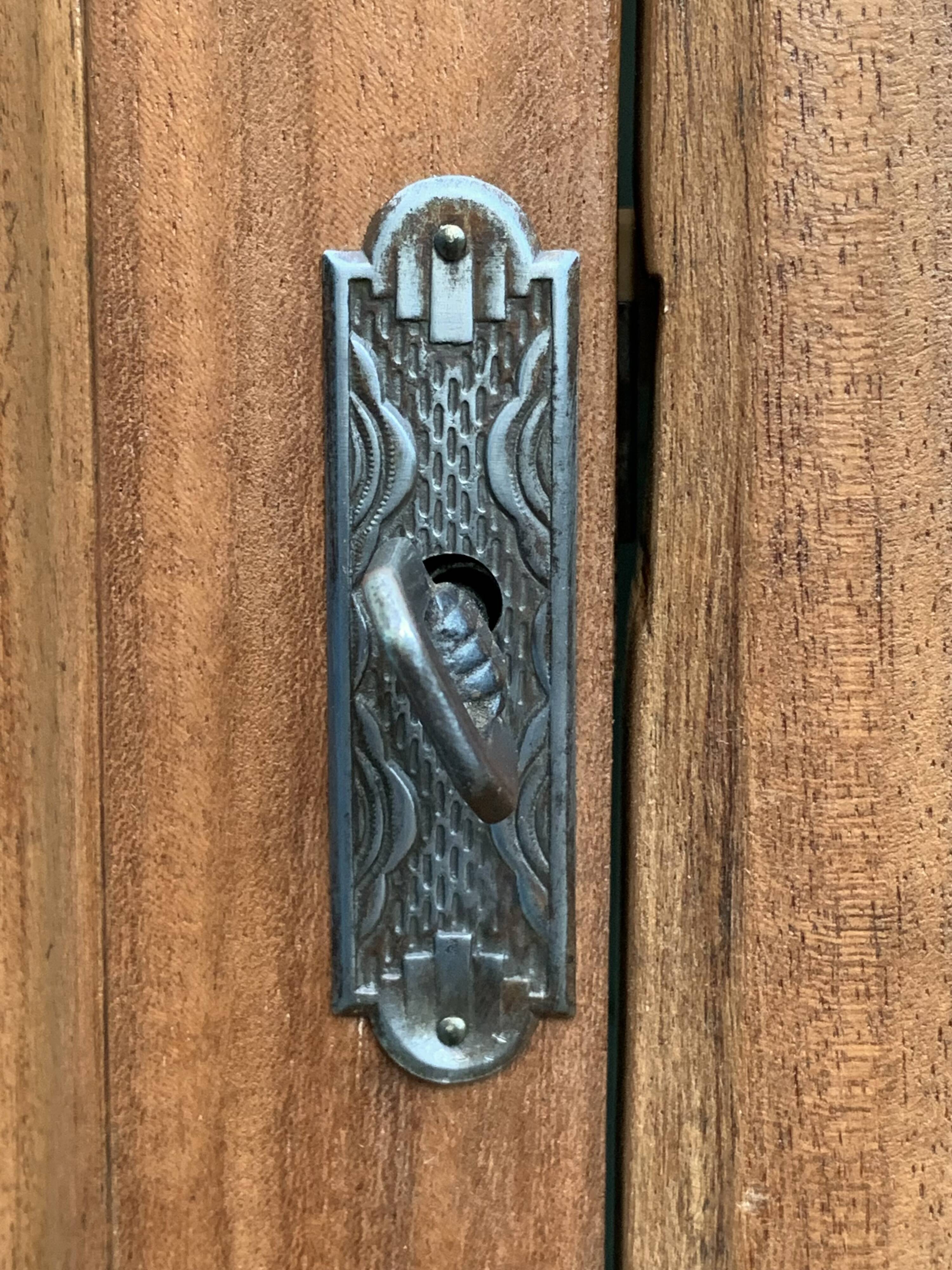 Armoire parisienne d’hôtel vitrée bois brut 1930