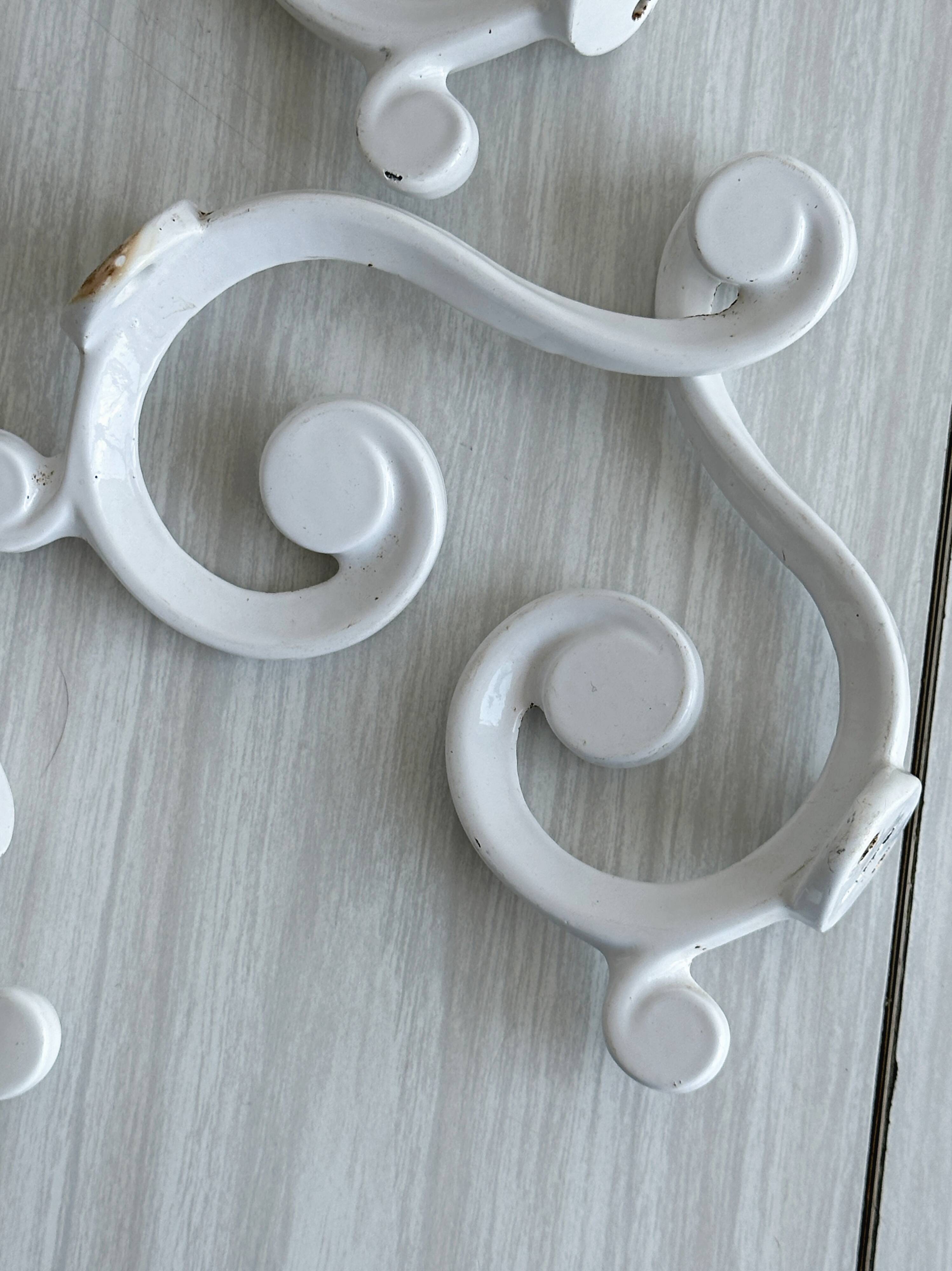 Set of 4 white lacquered metal hooks,
