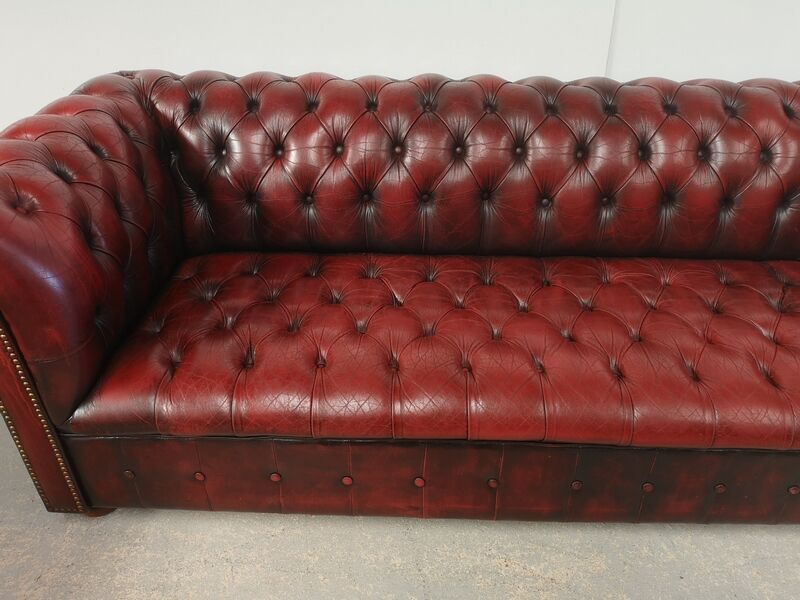 Canapé Chesterfield cuir rouge capitonné