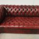 Canapé Chesterfield cuir rouge capitonné