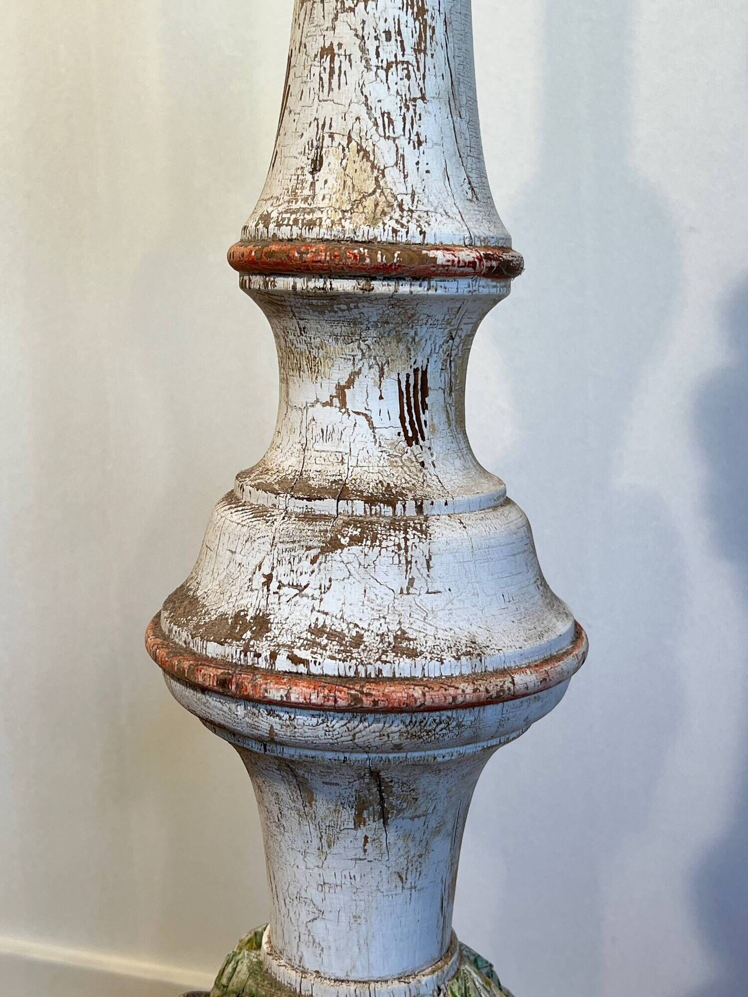 Lampadaire Balustre en Bois Sculpté Polychrome à Grappes de Fruits. Travail