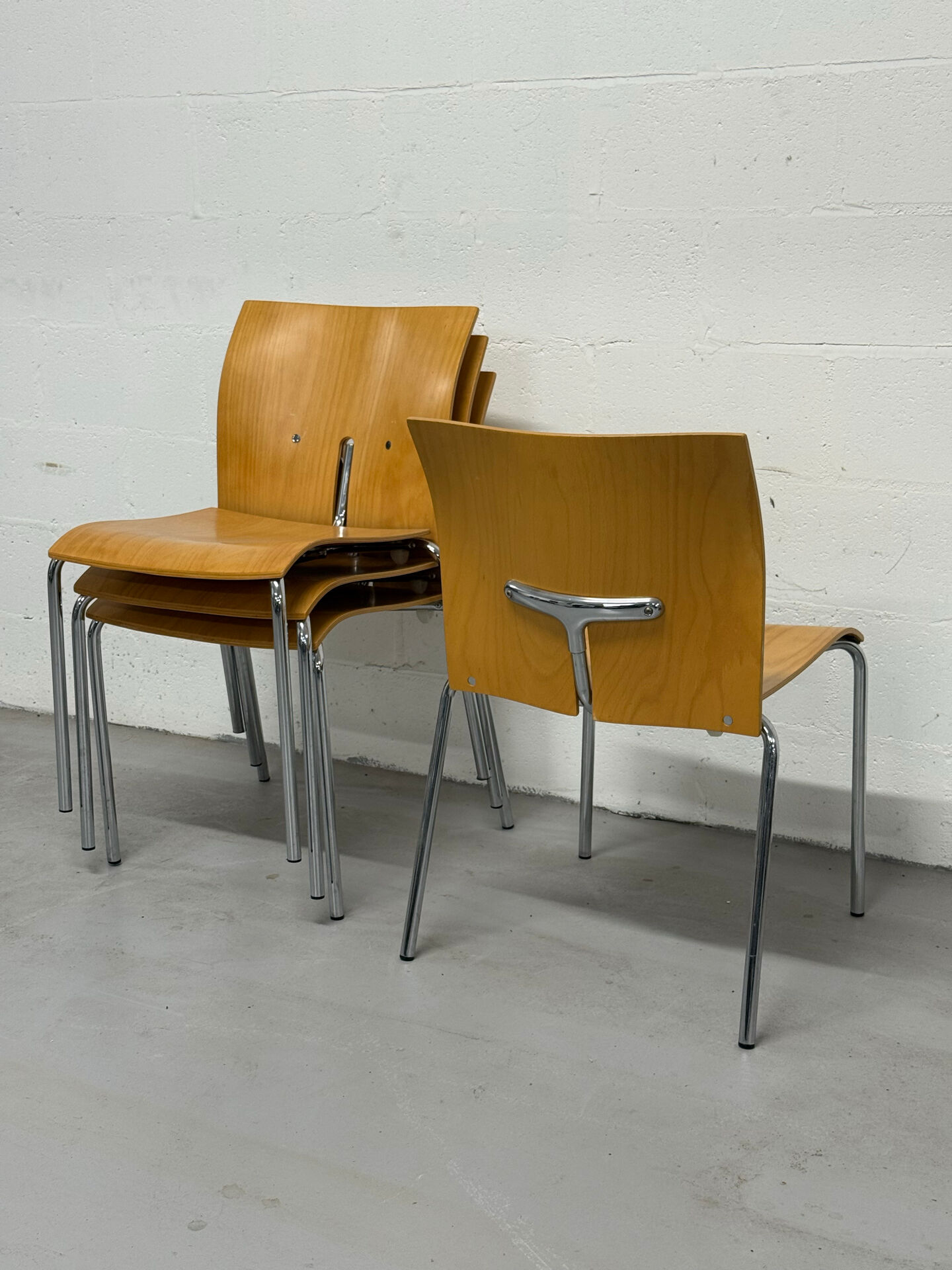 Ensemble de 4 chaises empilables vintage — Contreplaqué moulé et chrome, 199