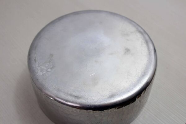 Boîte Maggi en métal martelé