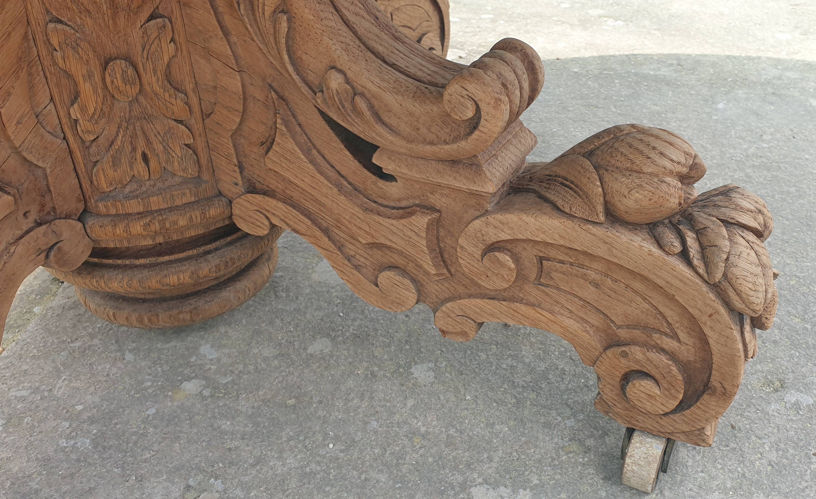 Table with central leg in solid oak, natural wood, carved base