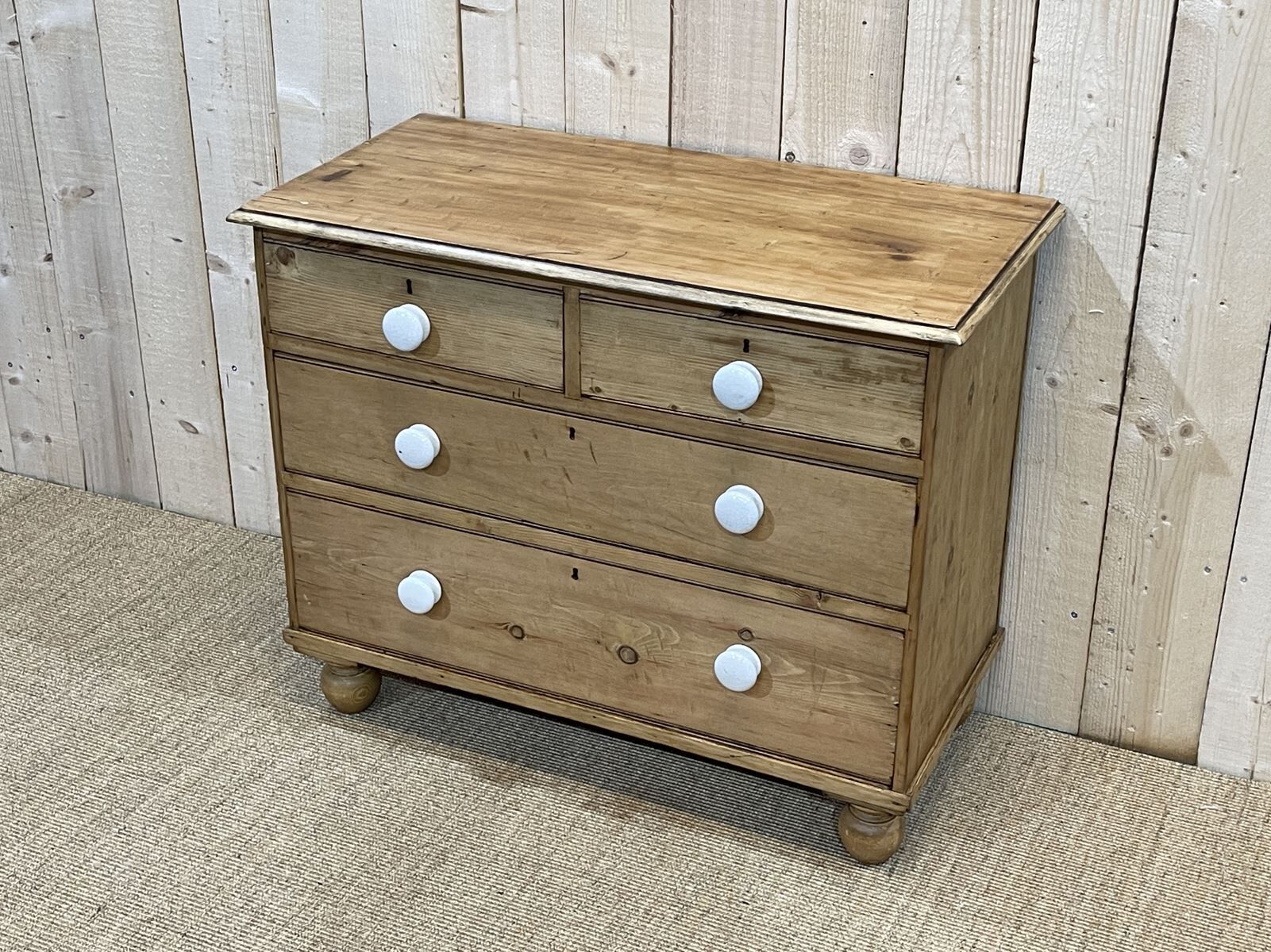 English dresser XIXth fir with its white porcelain buttons