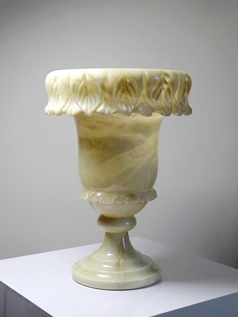 Large Medici vase in alabaster/yellowish marble, Belle Époque style