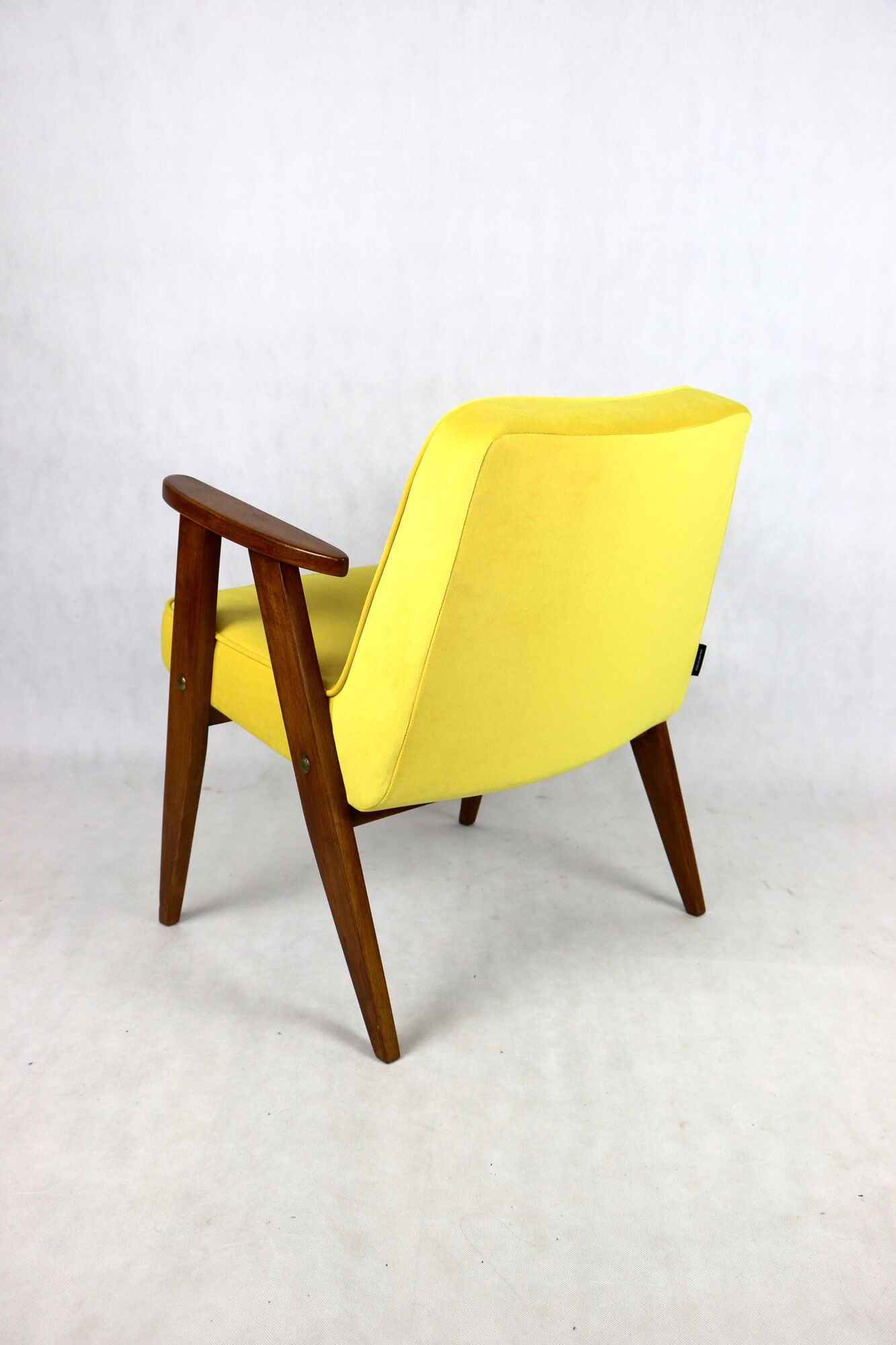 Fauteuil 366 en velours jaune de Józef Chierowski, années 1970