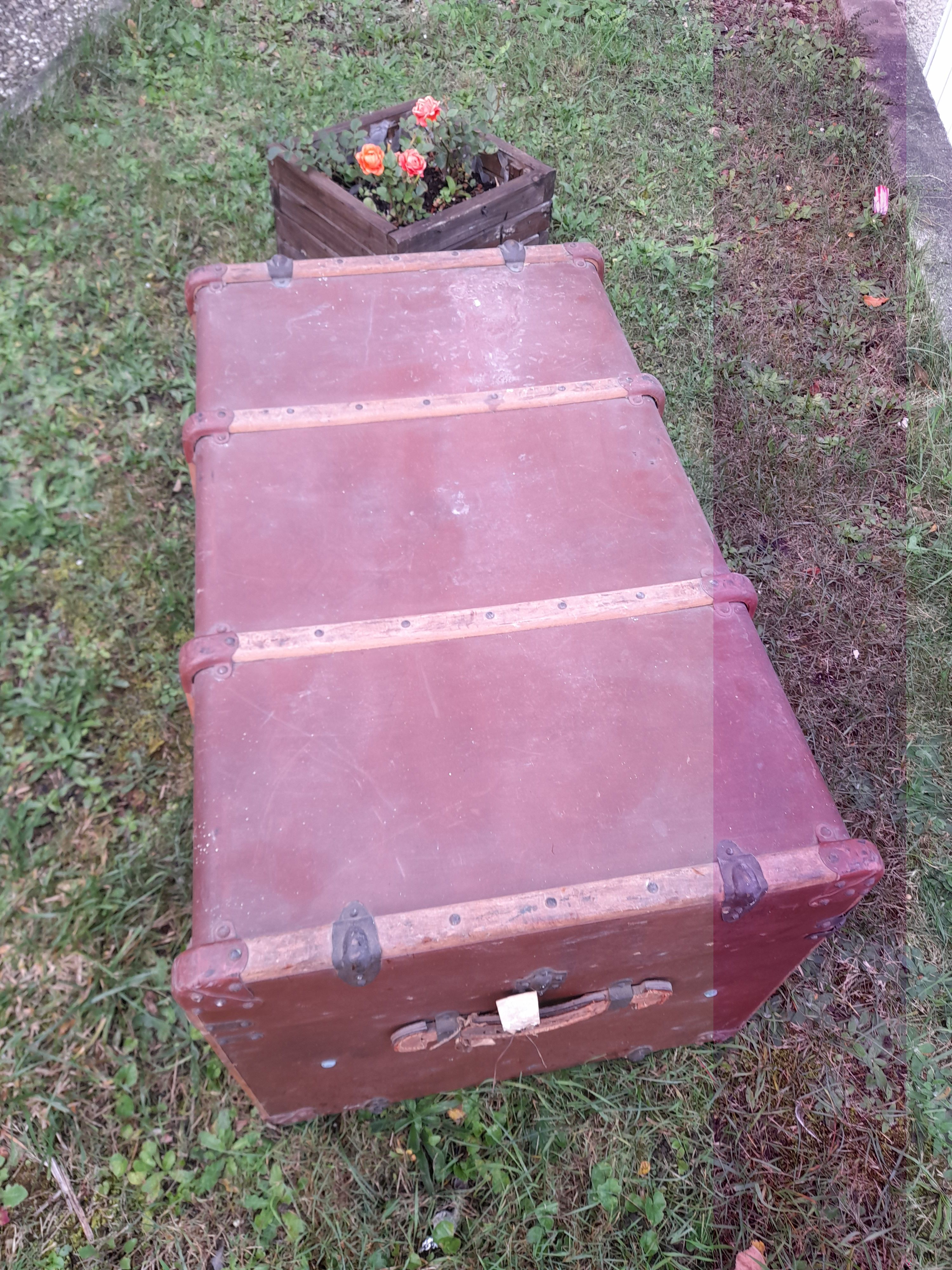 Old mail trunk in zinc