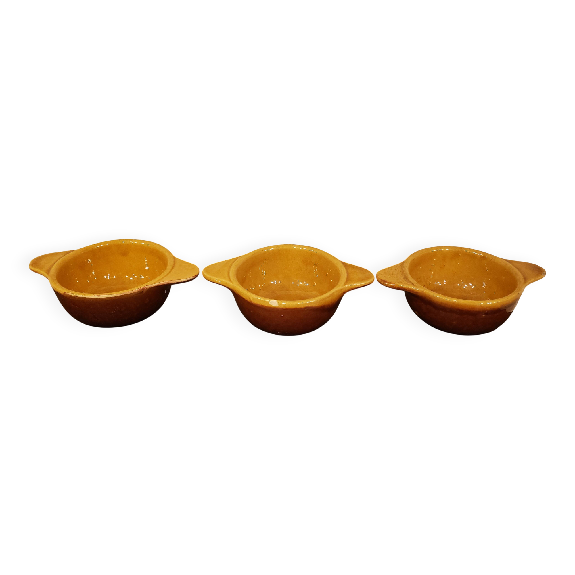 3 two-tone stoneware bowls with handles