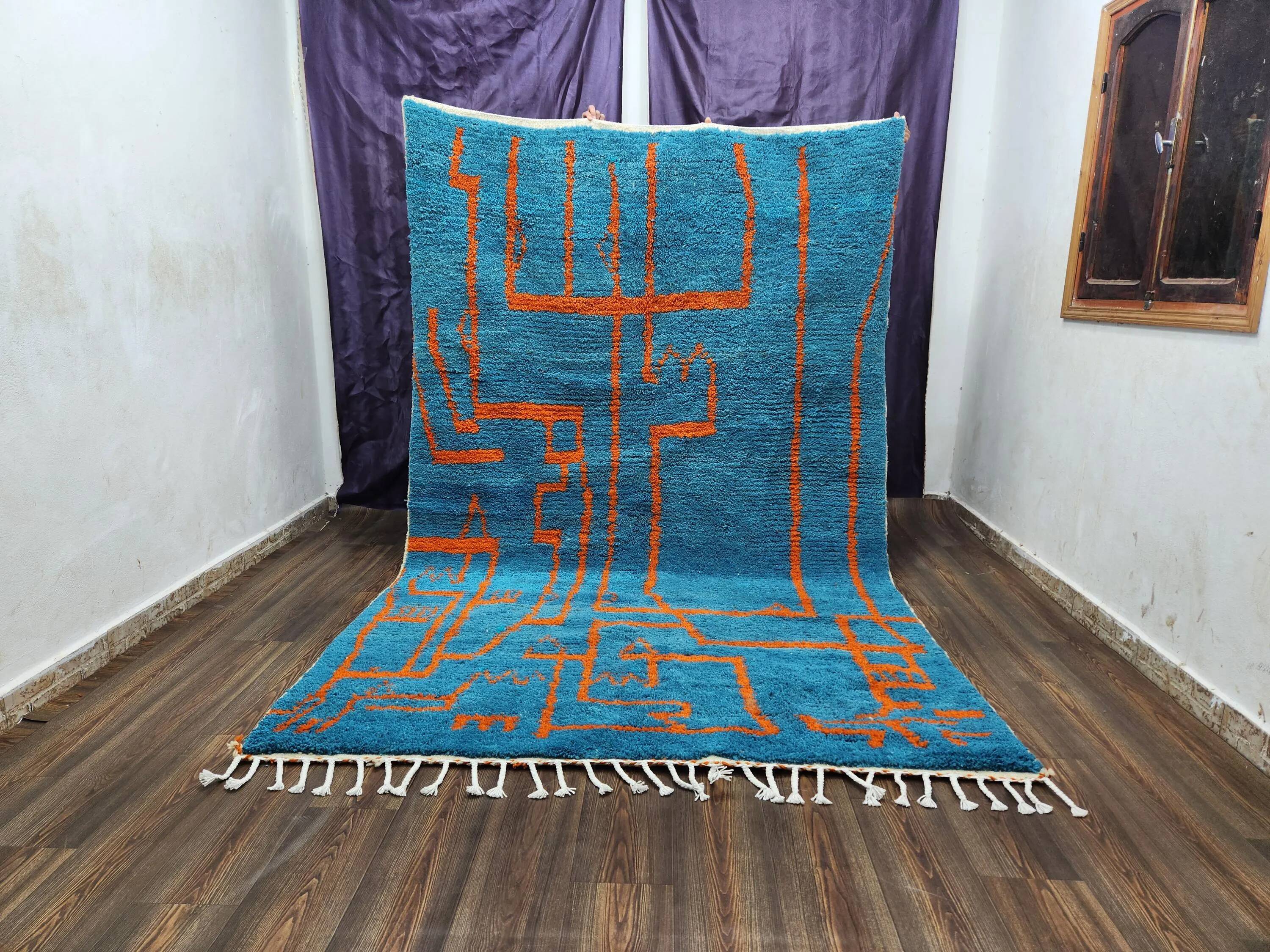 Large Moroccan rug made of natural wool, dimensions 250x150 cm, handmade.