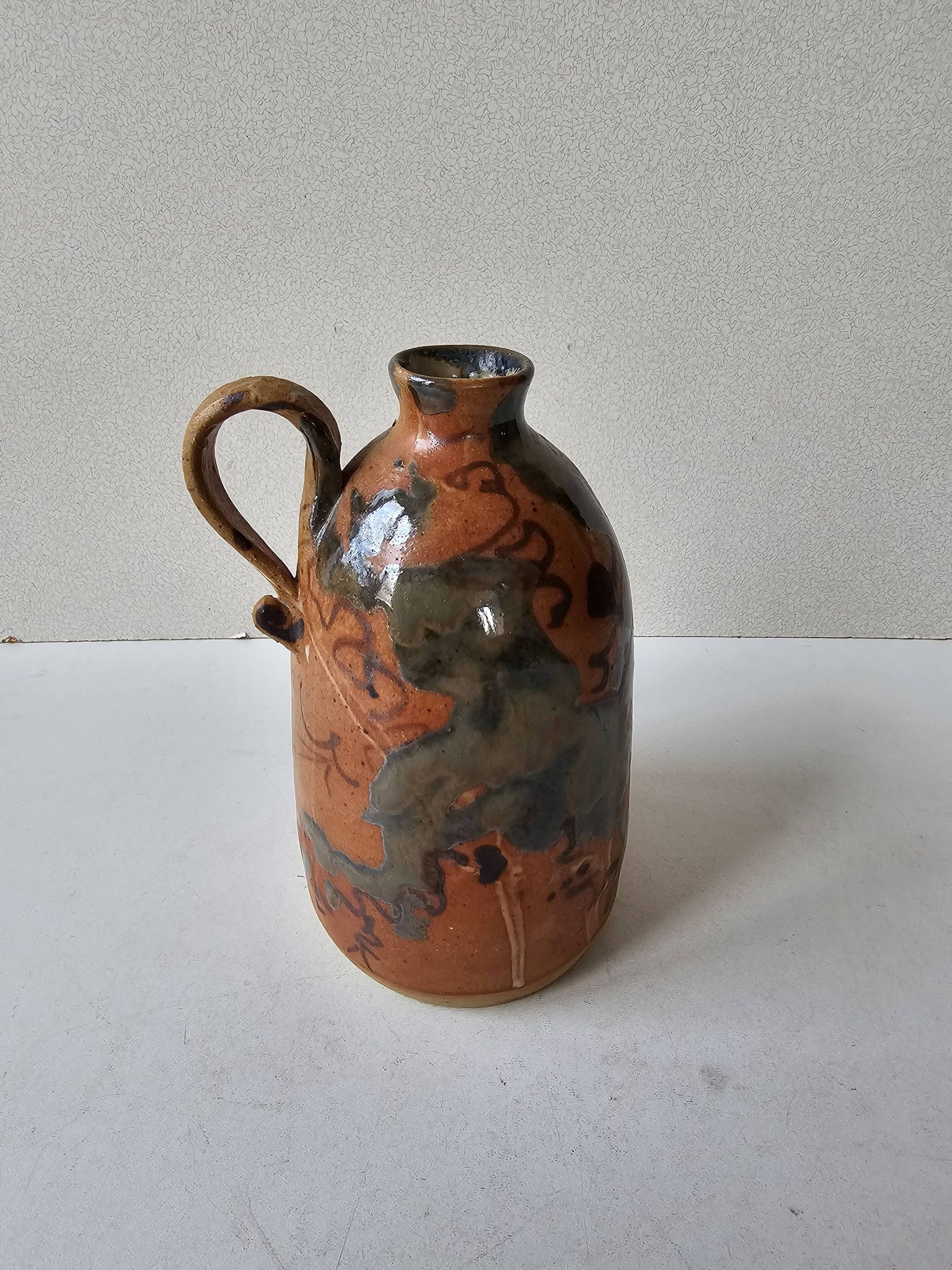 Vase Soliflore à anse en céramique signature à identifier