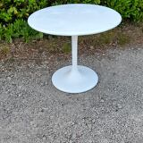 Round fiberglass table tulip foot