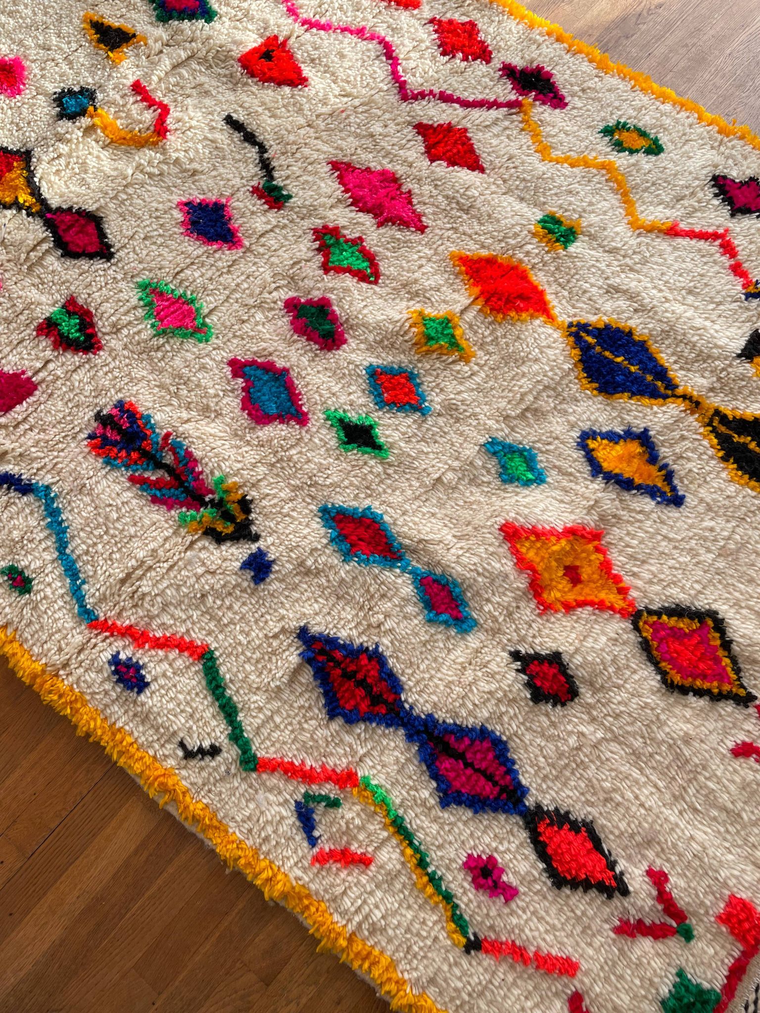 Tapis marocain berbère Azilal multicolore et fluo