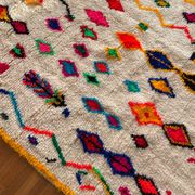 Tapis marocain berbère Azilal multicolore et fluo