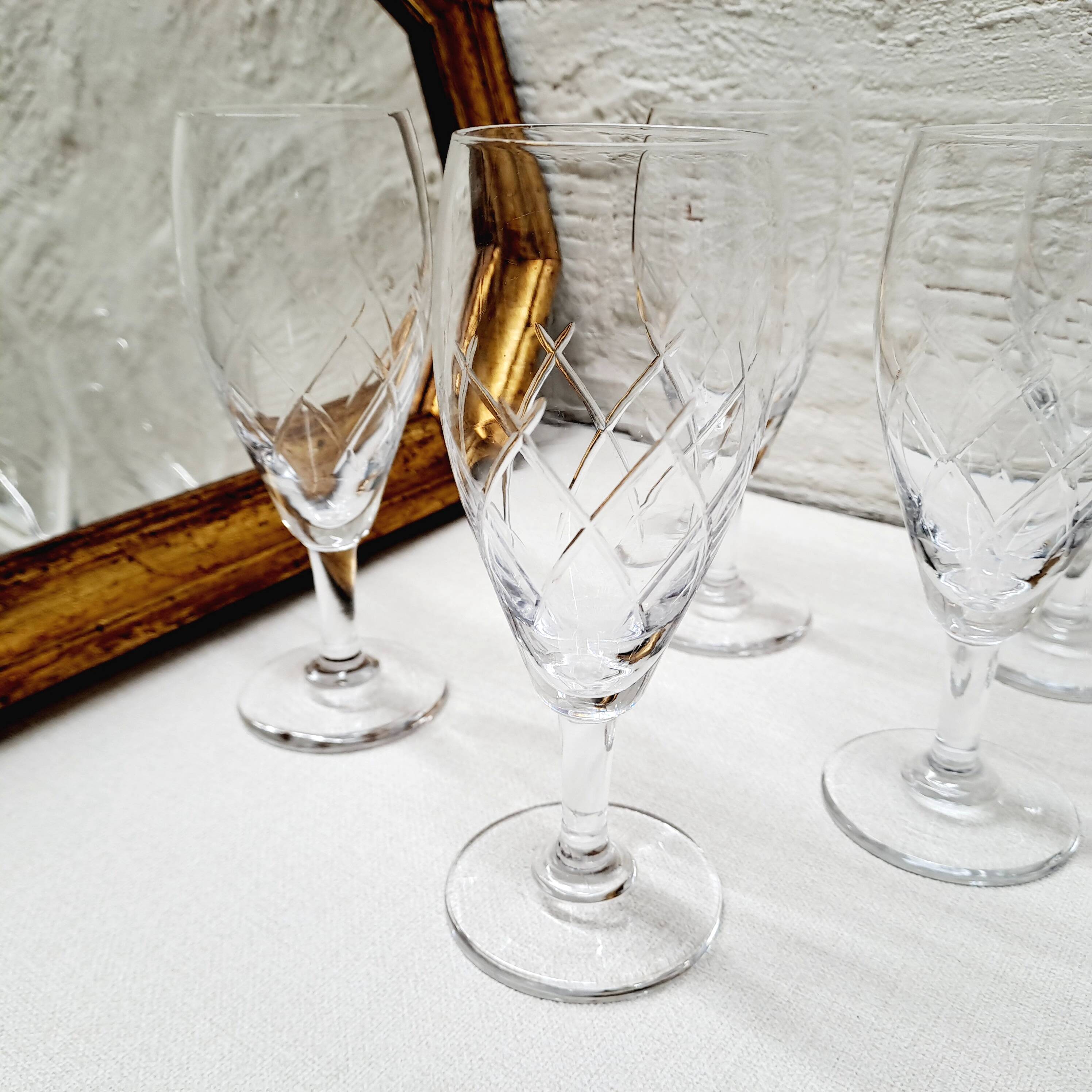 Set of 5 chiseled glass flutes