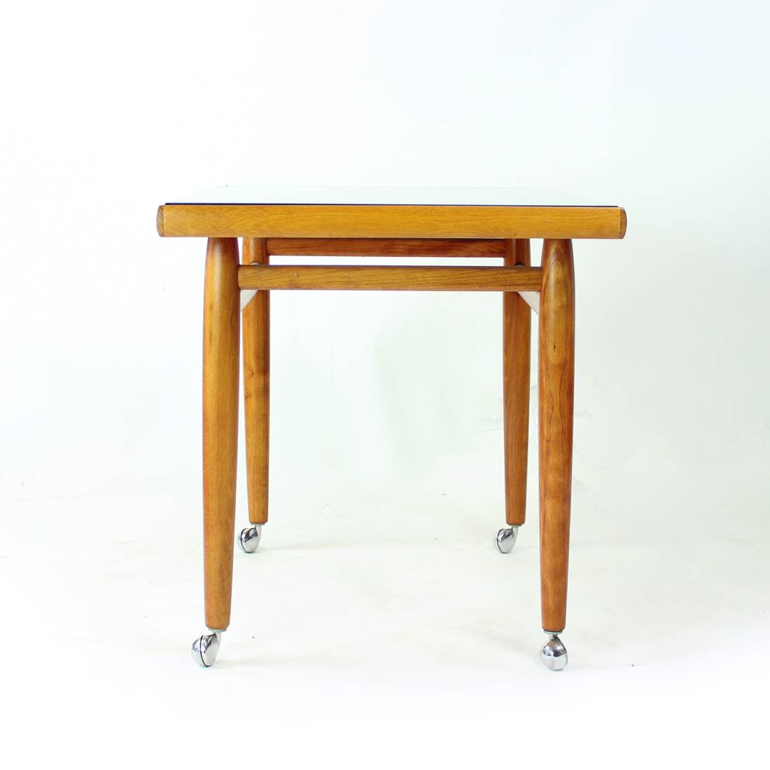 Table d'appoint sur roulettes en chêne, Tchécoslovaquie 1970