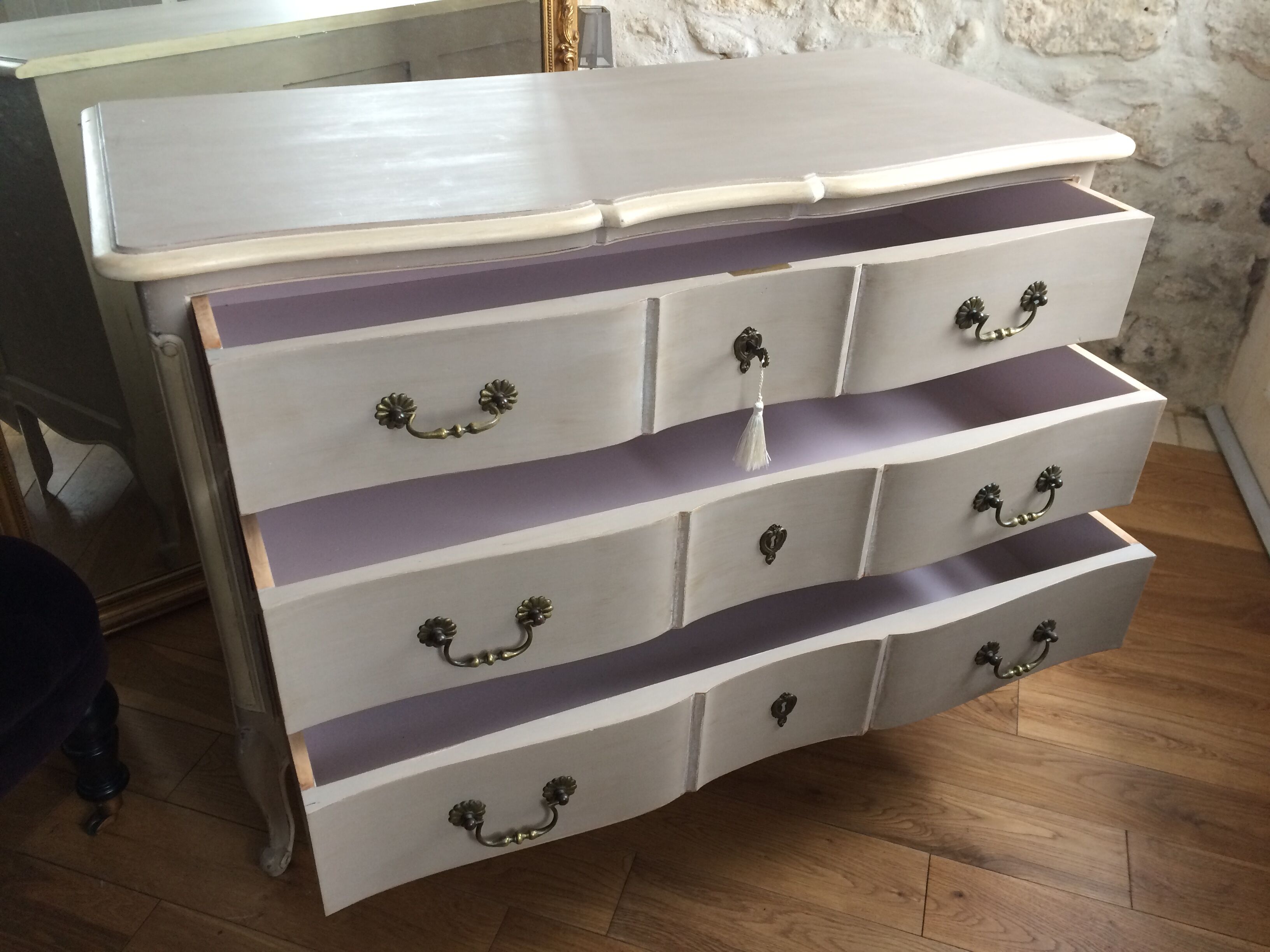 Patinated crossbow commode