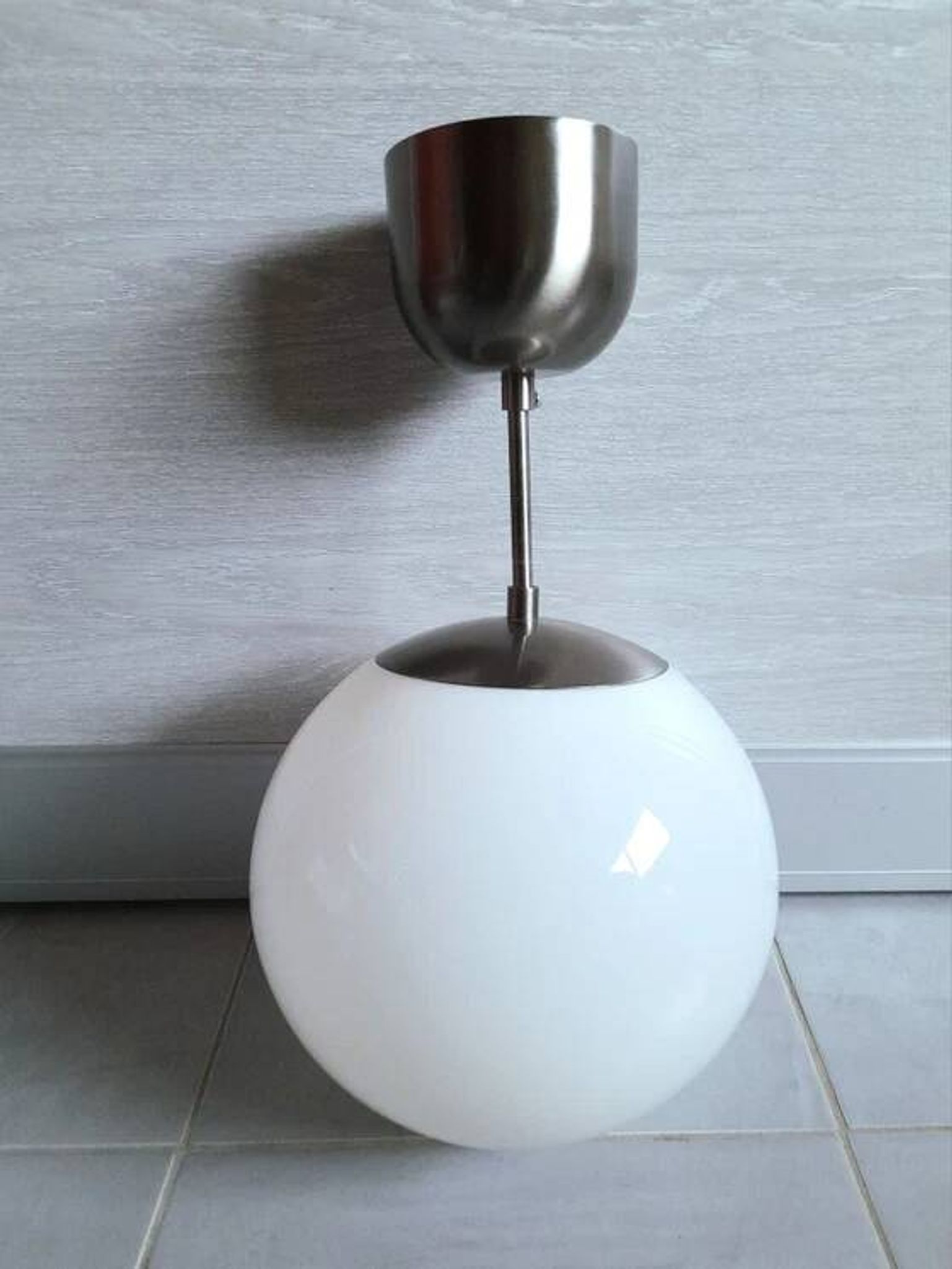 Plafonnier en opaline et métal chromé