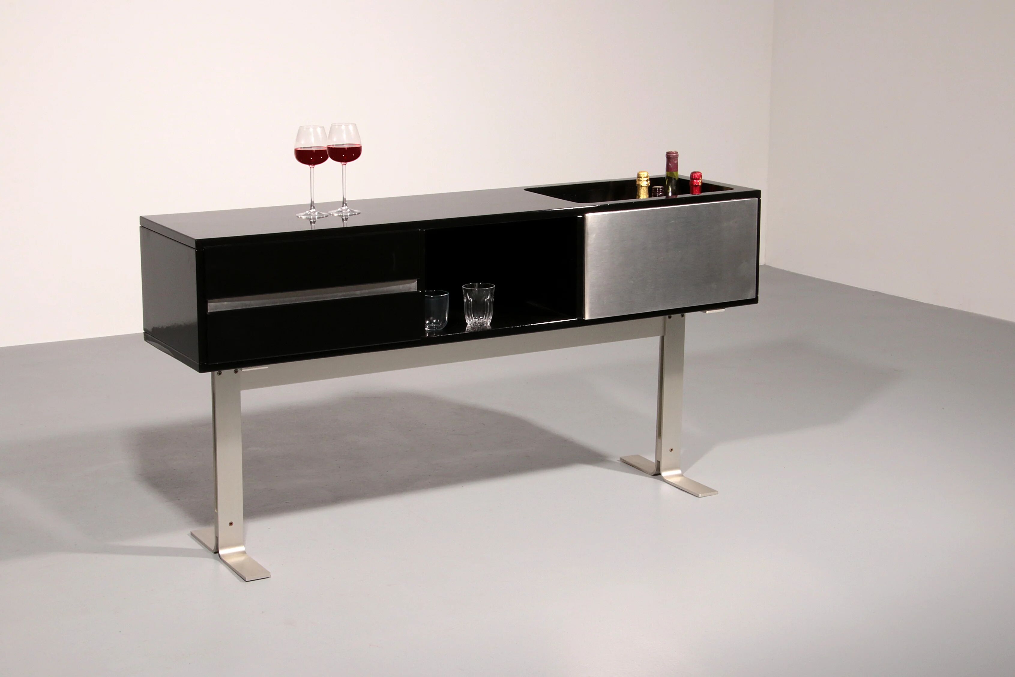 Stunning Willy Rizzo bar / sideboard in black & stainless steel, Italy 1969
