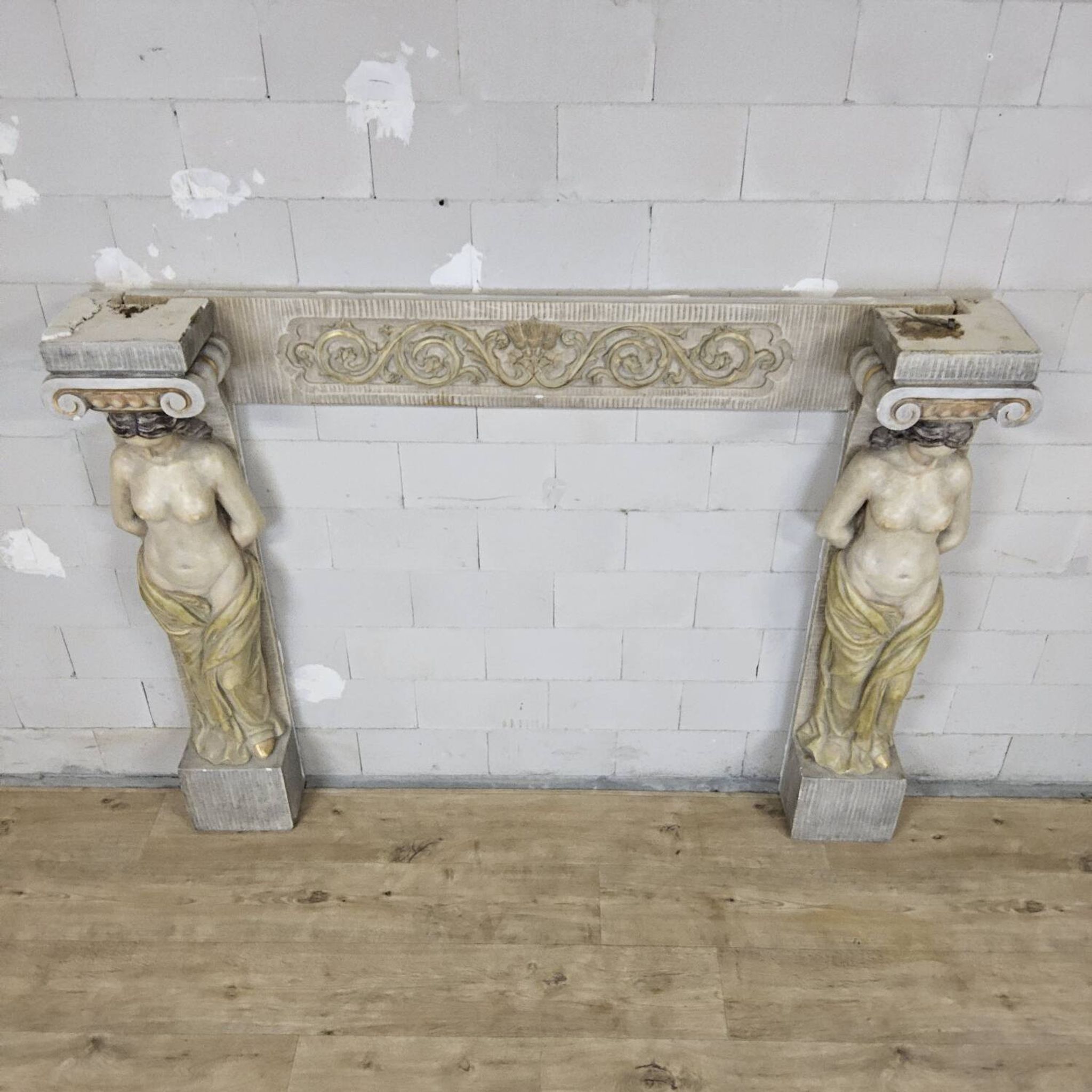 Cheminée en plâtre néoclassique avec des caryatides (femmes nues)