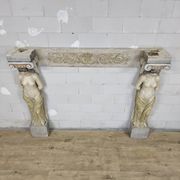 Cheminée en plâtre néoclassique avec des caryatides (femmes nues)