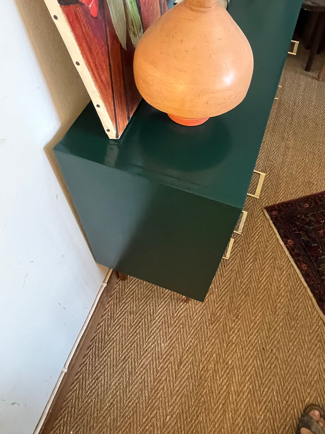 Commode vintage verte poignées dorées et pieds fuseaux