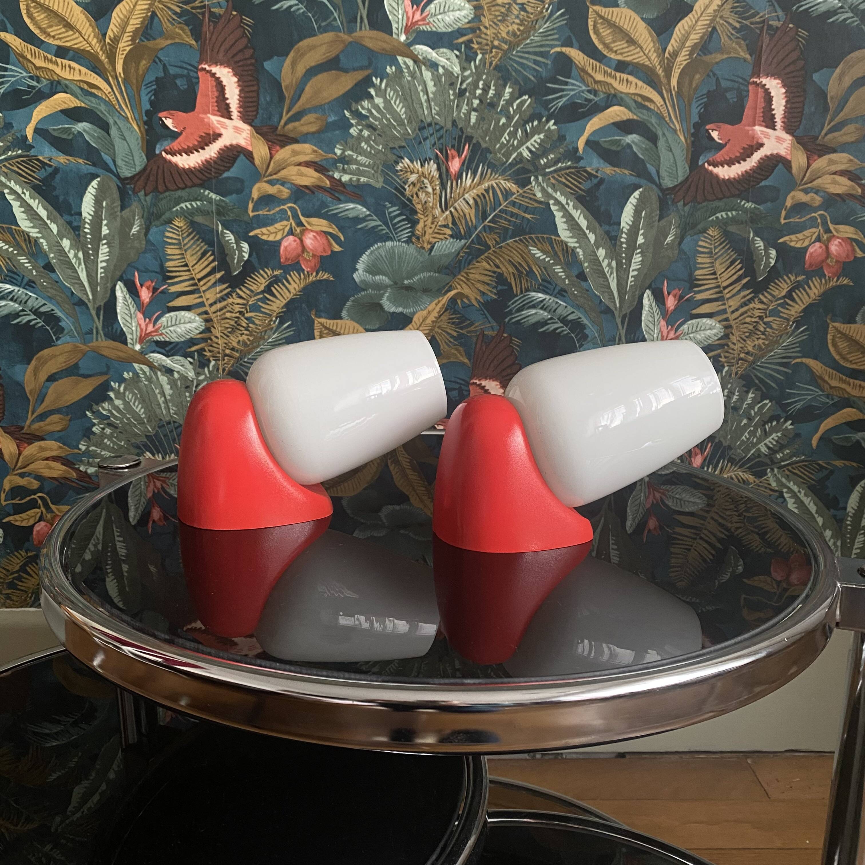Paire d'appliques vintages plastique et verre en opaline blanc