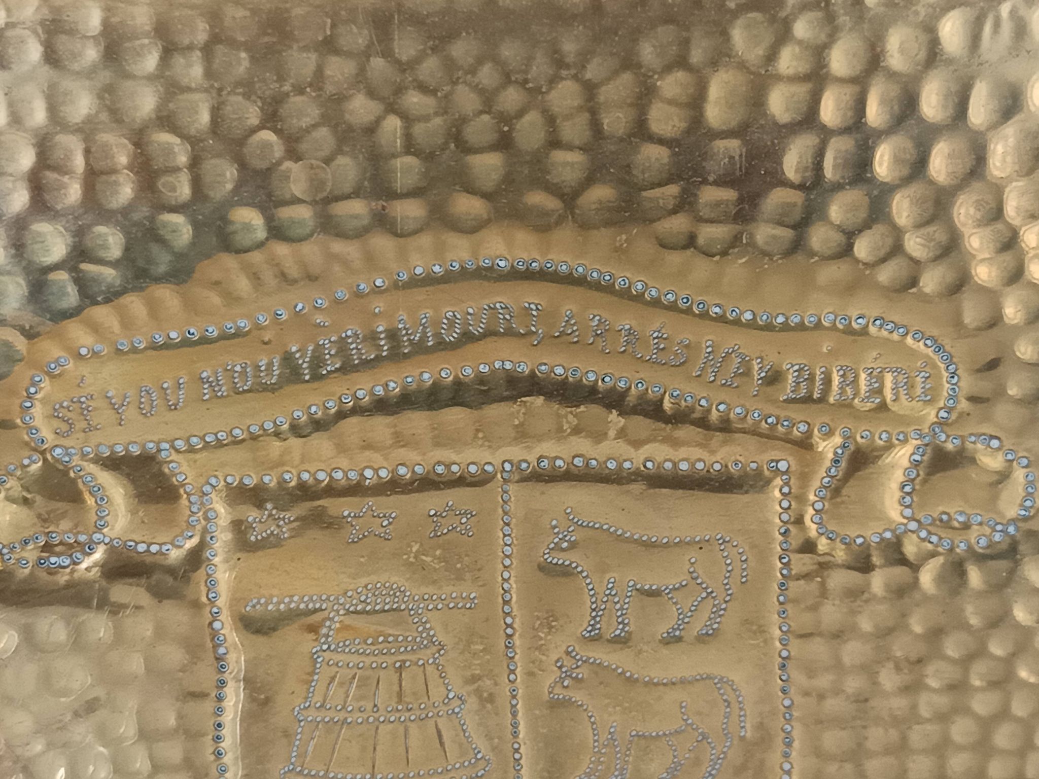 Ancient Béarn plateau in hammered brass with heraldic decoration and motto.