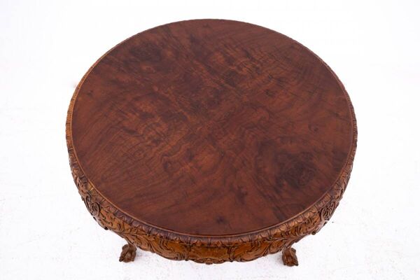 Table ancienne sculptée, Europe occidentale, vers 1910.
