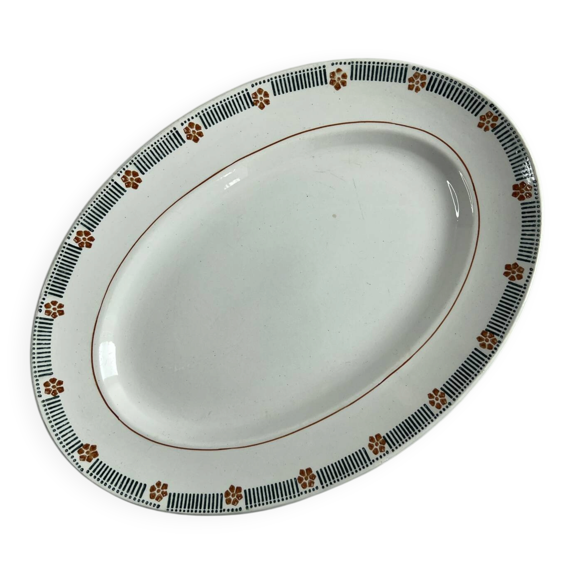 Oval presentation plate Saint Amand with bicolour floral decoration.