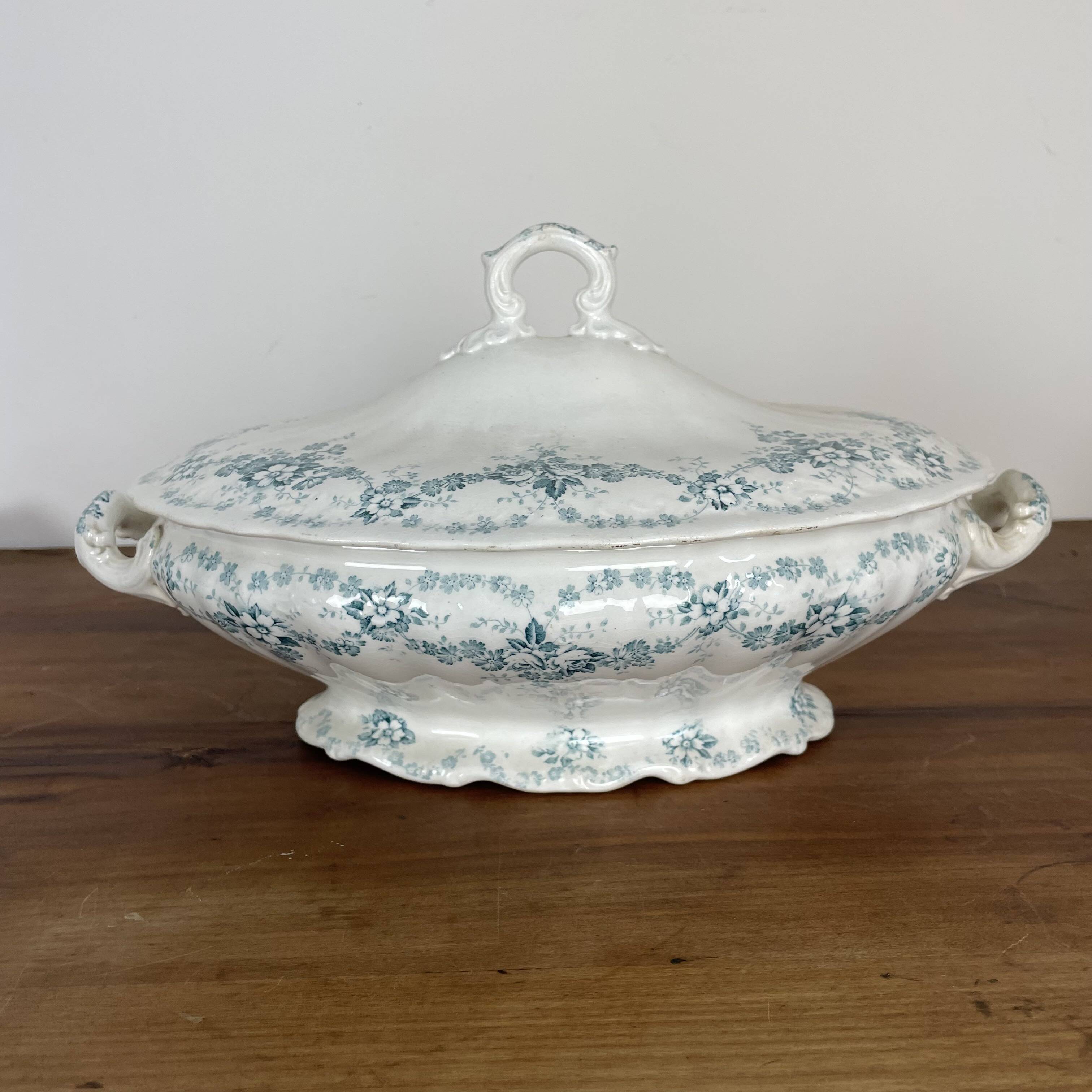 Covered dish, vegetable dish in Maastricht earthenware, Clara model