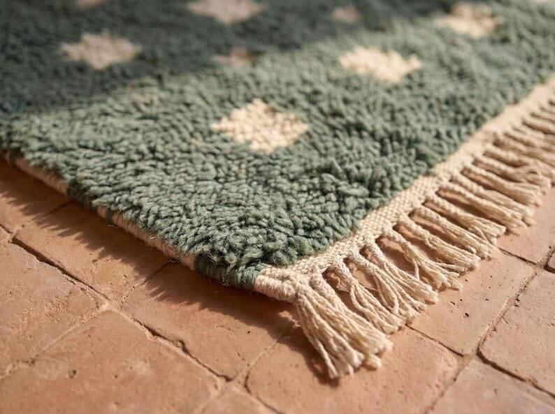 Handmade green and white Atlas Moroccan rug, size 1.4/2.6 m.