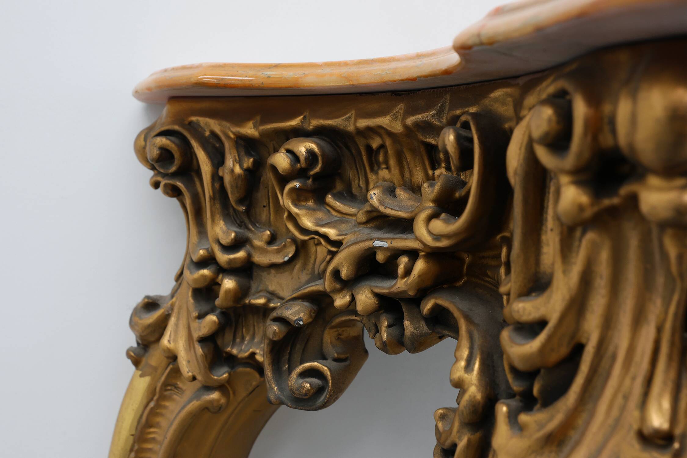 Console en bois doré sculpté avec plateau en marbre rose, style Louis XV / Rococo, It