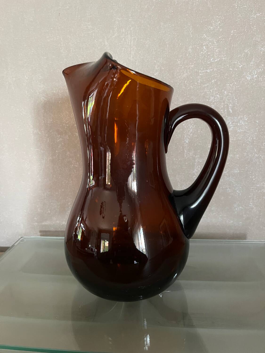 Ancienne carafe en verre ambré