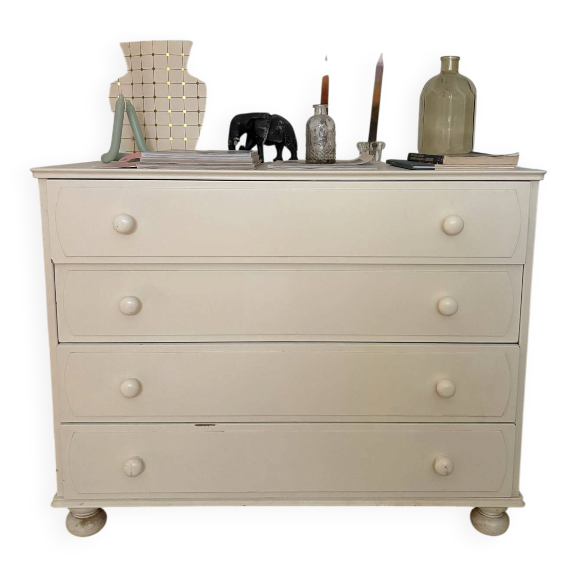Antique chest of drawers with 4 drawers