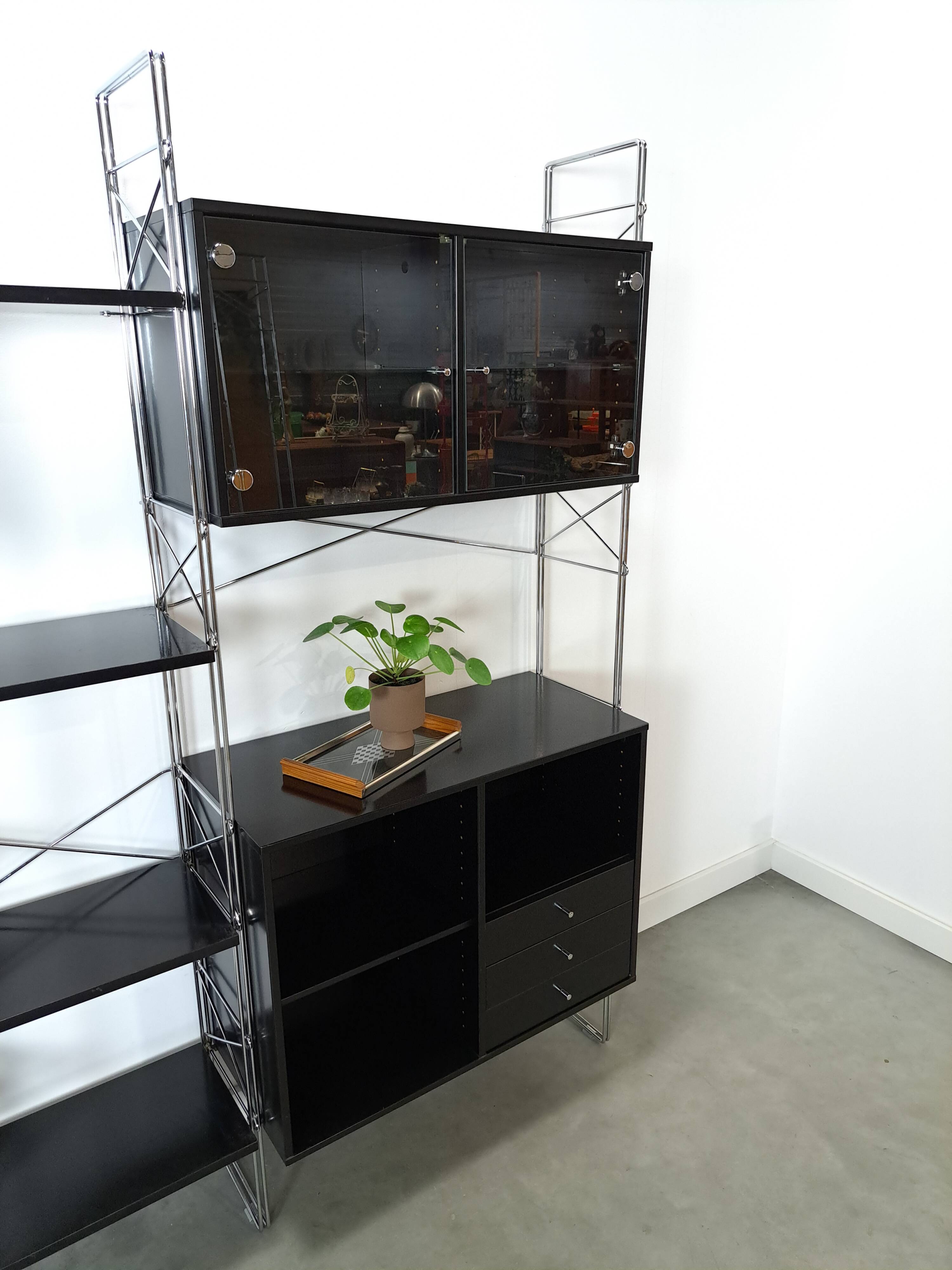 Deens design Denka modulaire kast met chromen houders en planken