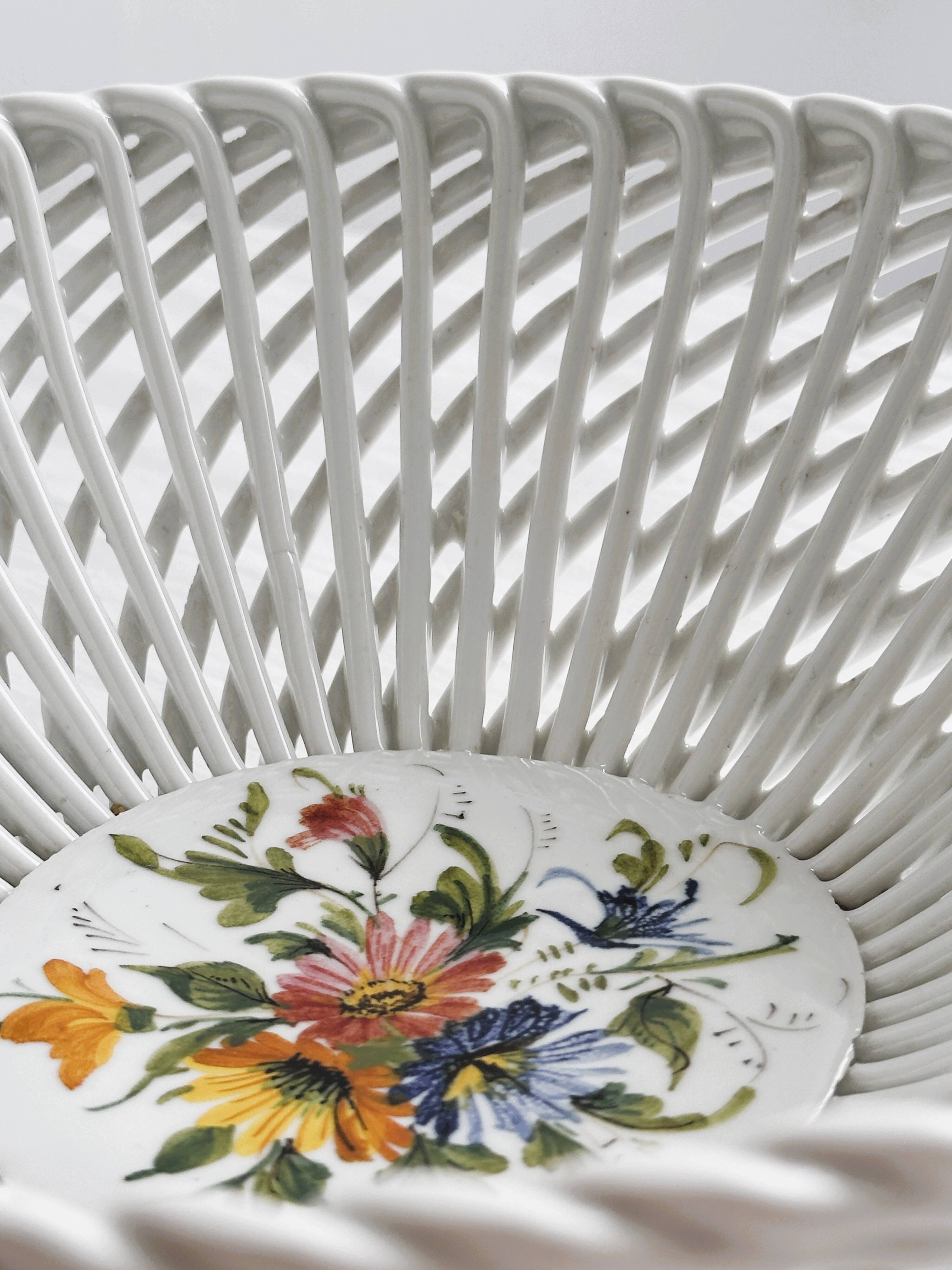 Coupe à fruits en porcelaine ajouré.