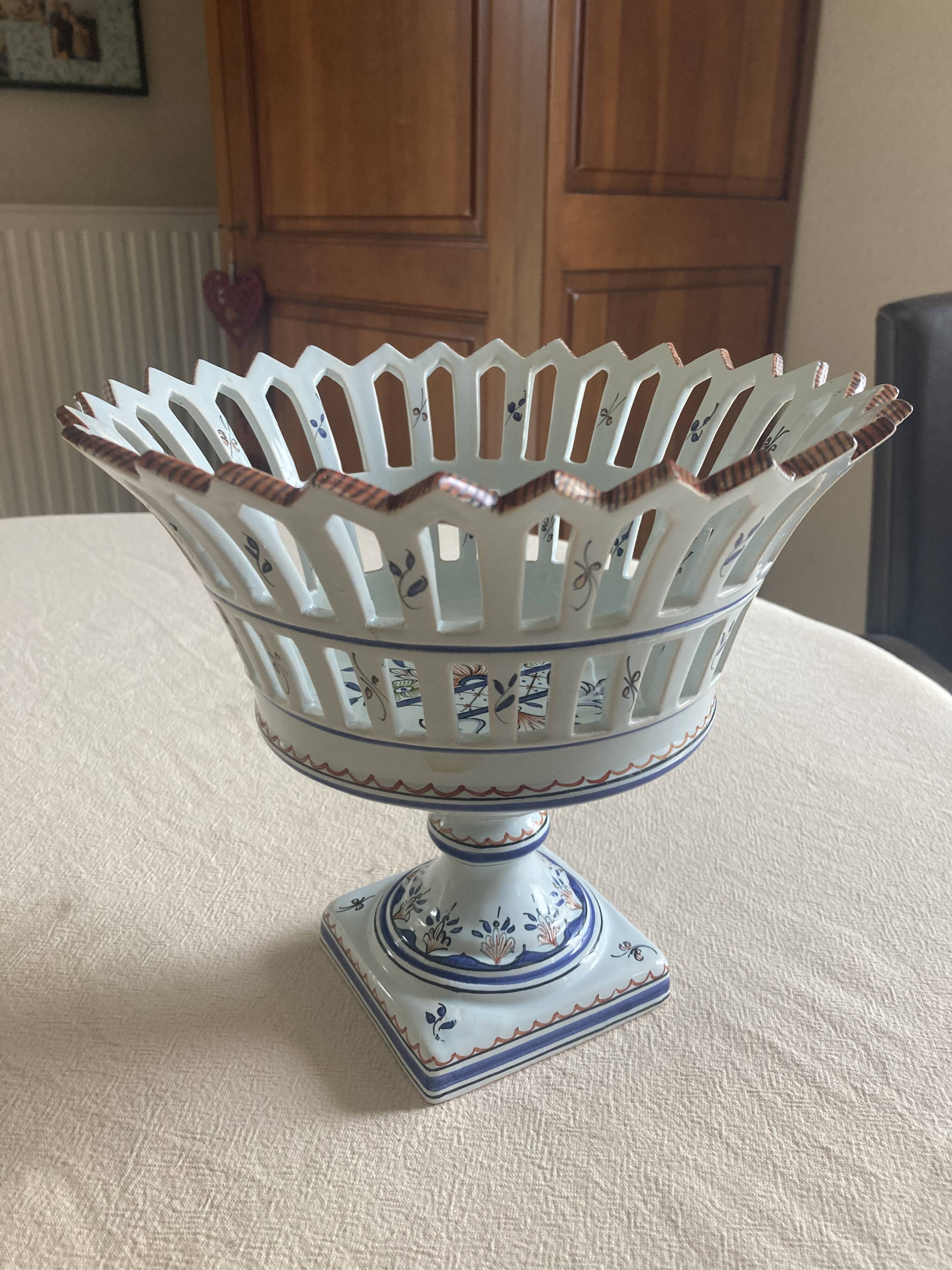 Coupe à fruits, corbeille ajourée en faïence de Malicorne, XXe siecle