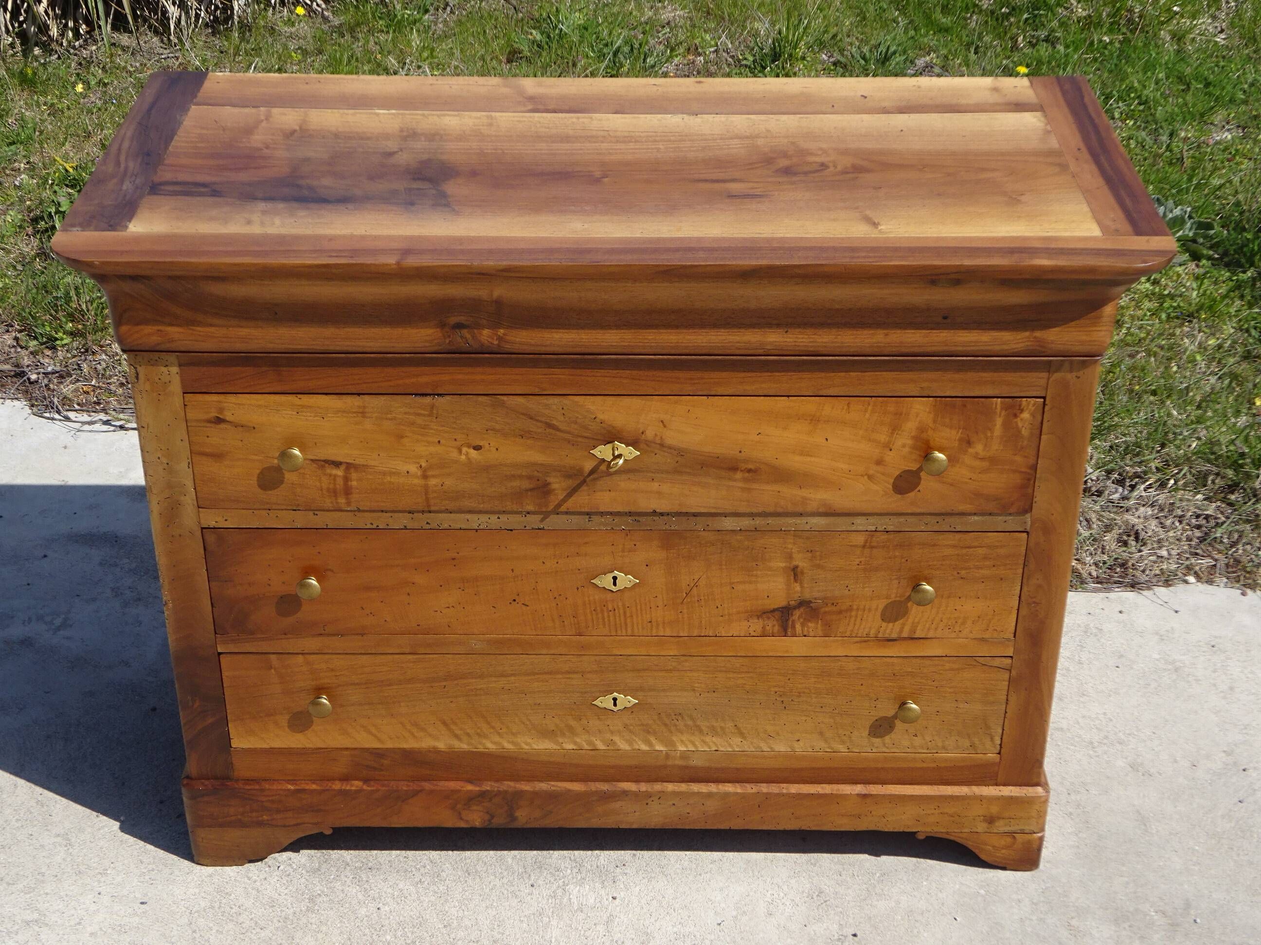 Antique Louis Philippe chest of drawers in solid walnut.