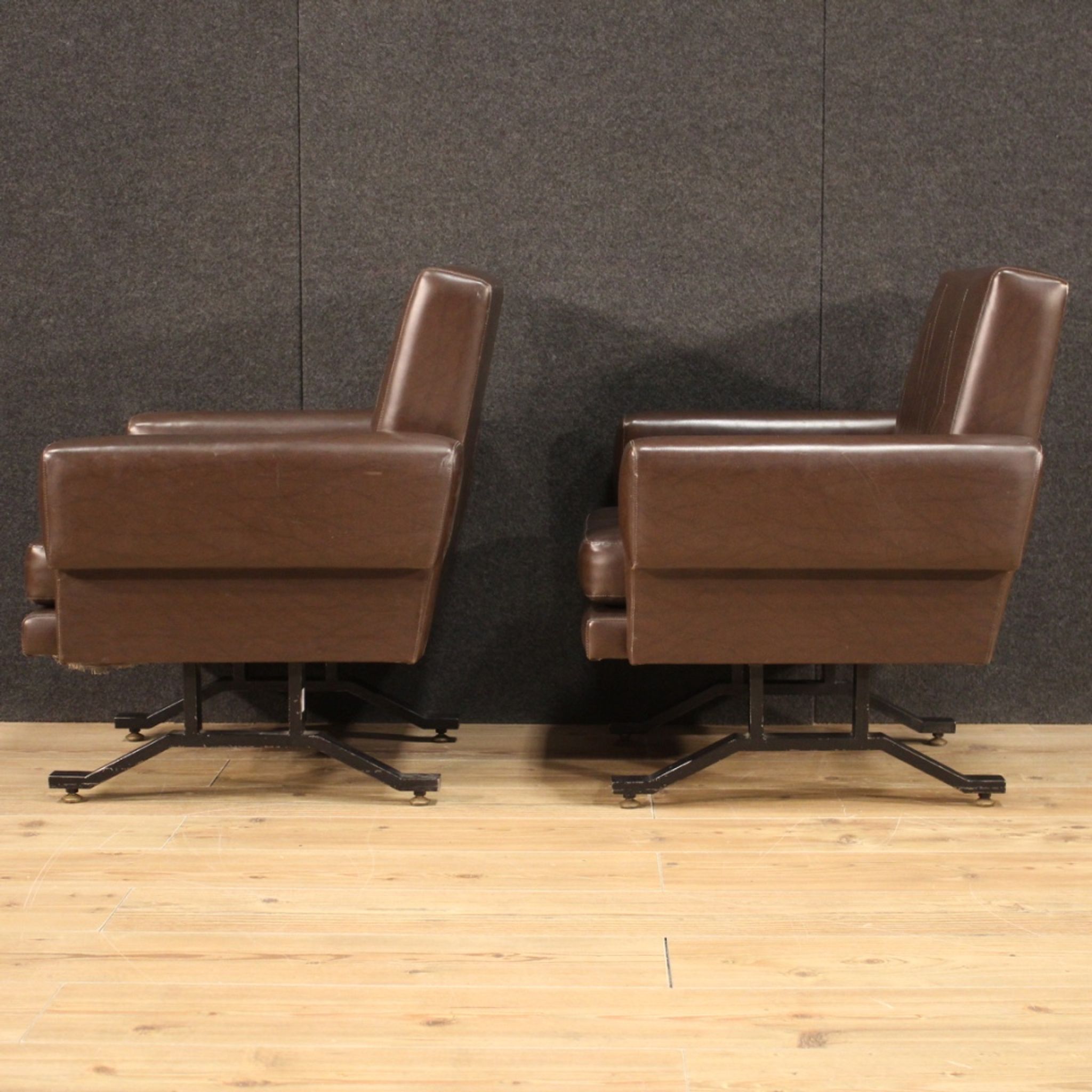 Paire de fauteuils italiens en skai